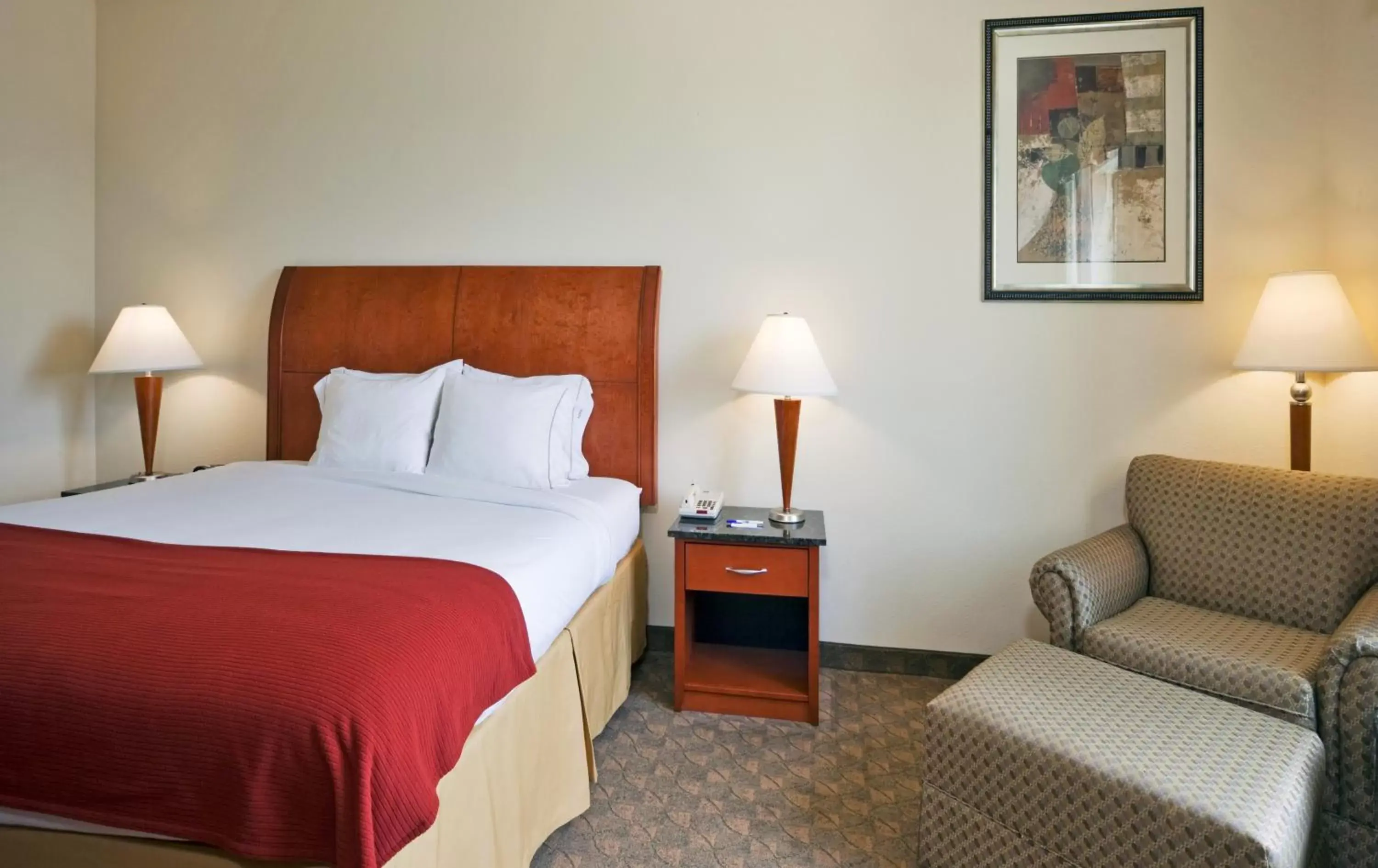 Bedroom, Bed in Holiday Inn Express Hotel and Suites Fairfield-North, an IHG Hotel