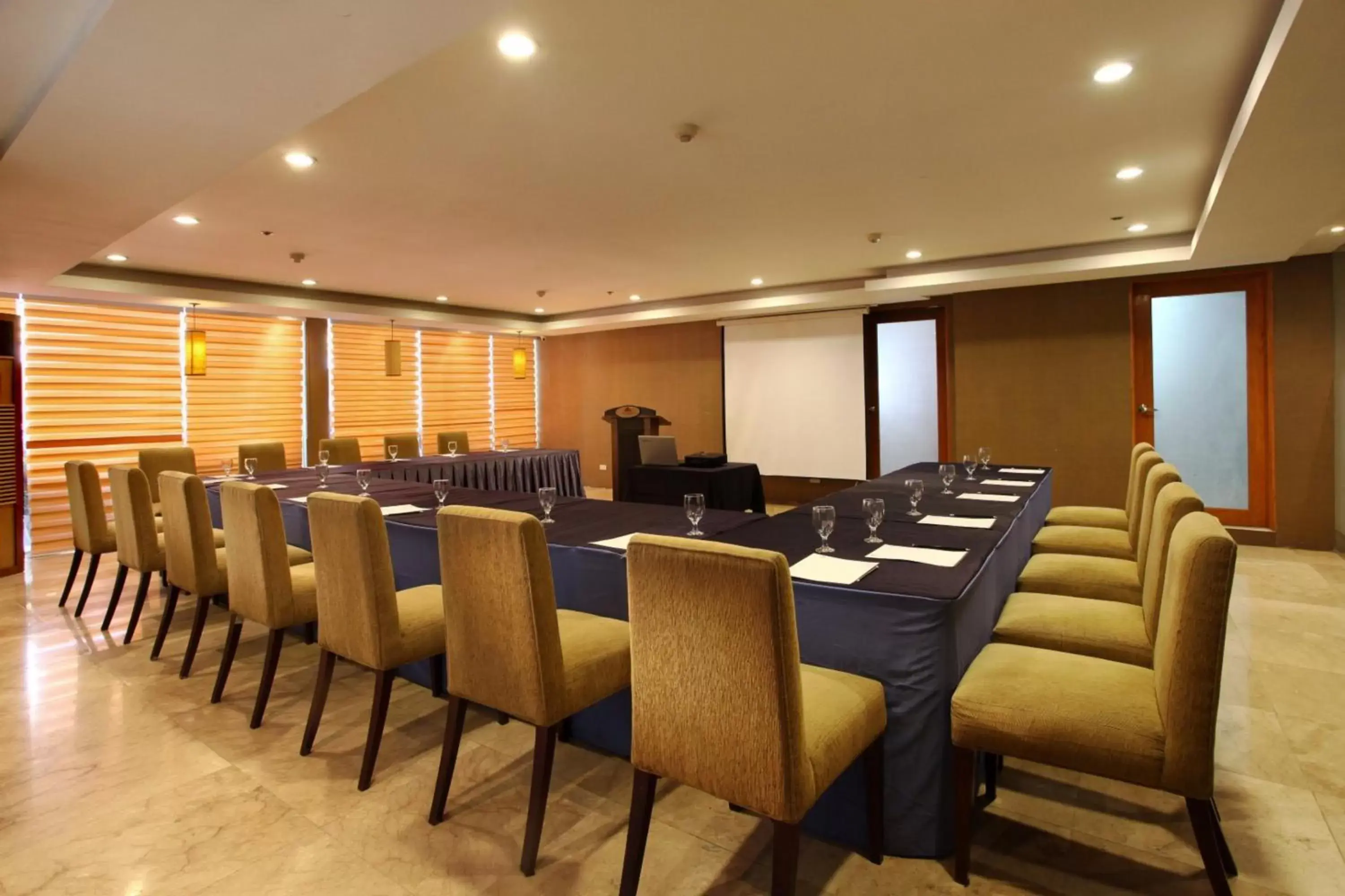 Banquet/Function facilities, Business Area/Conference Room in City Garden Suites