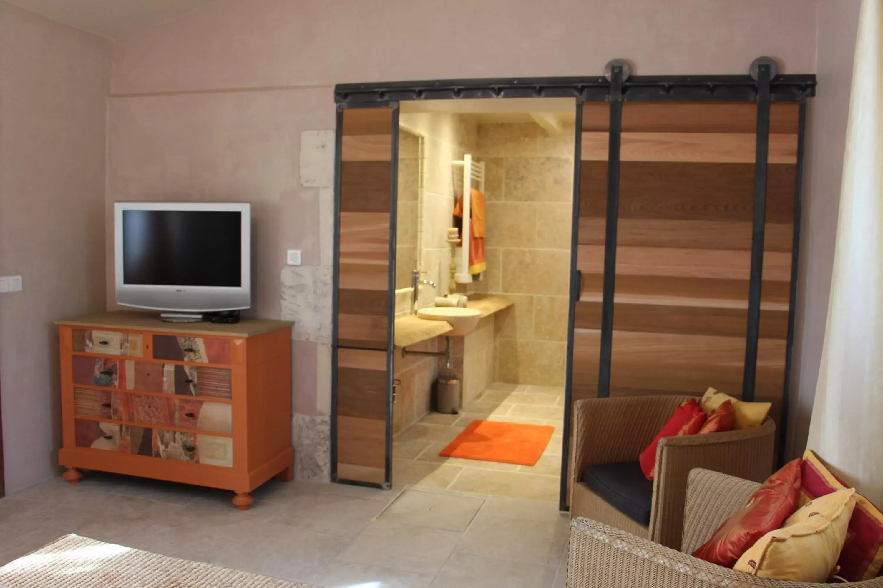 Bathroom, TV/Entertainment Center in Sous les Platanes B&B