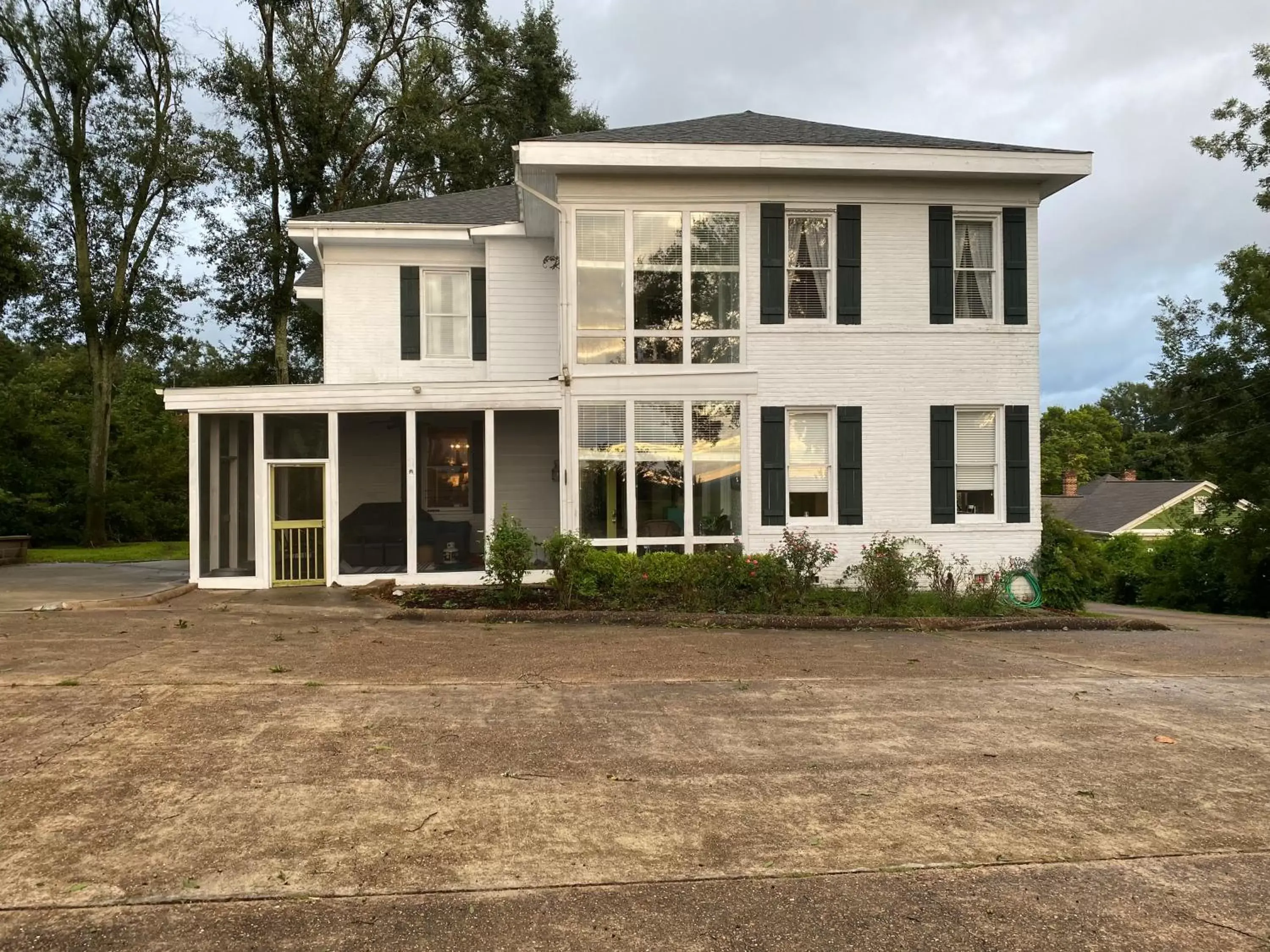 Property Building in The King's Daughters B and B on the Bluff overlooking the Mighty Mississippi