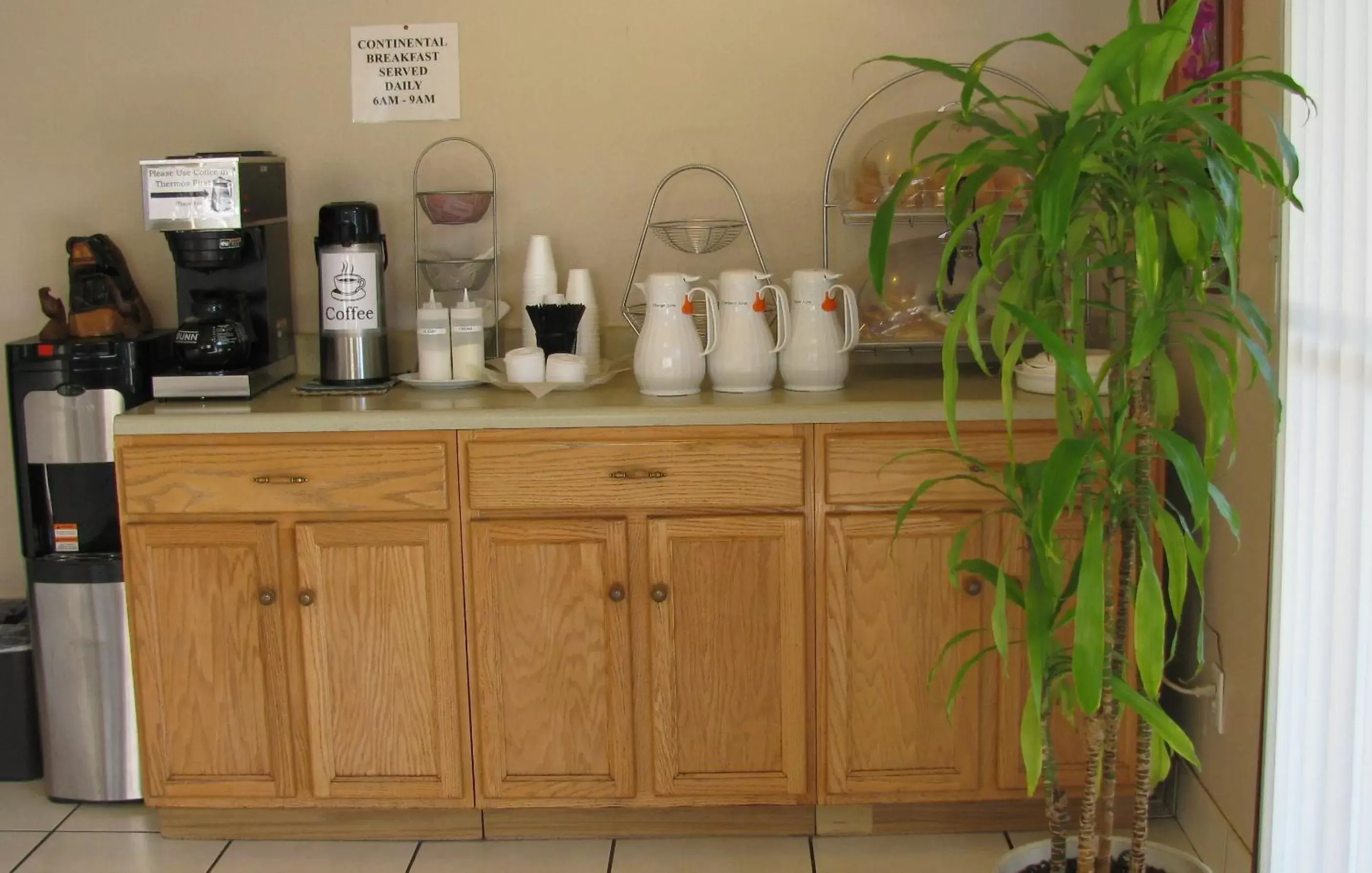 Coffee/tea facilities in Motel Puyallup