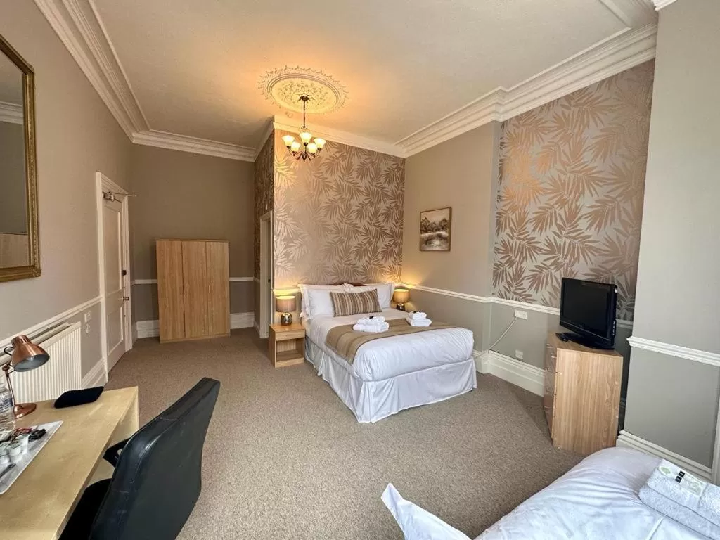 Bed, Seating Area in The Silver How