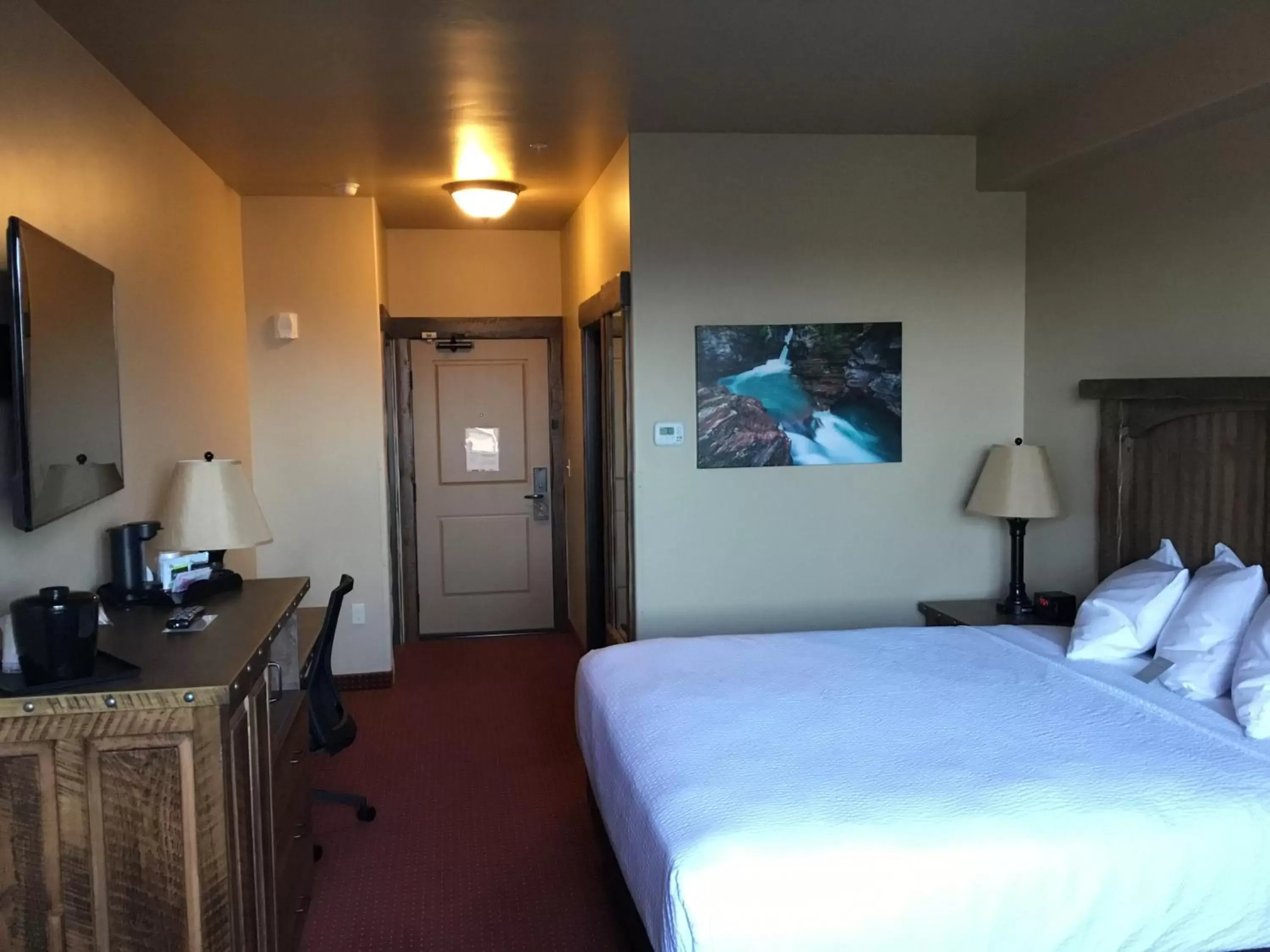 Bedroom, Bed in Glacier International Lodge