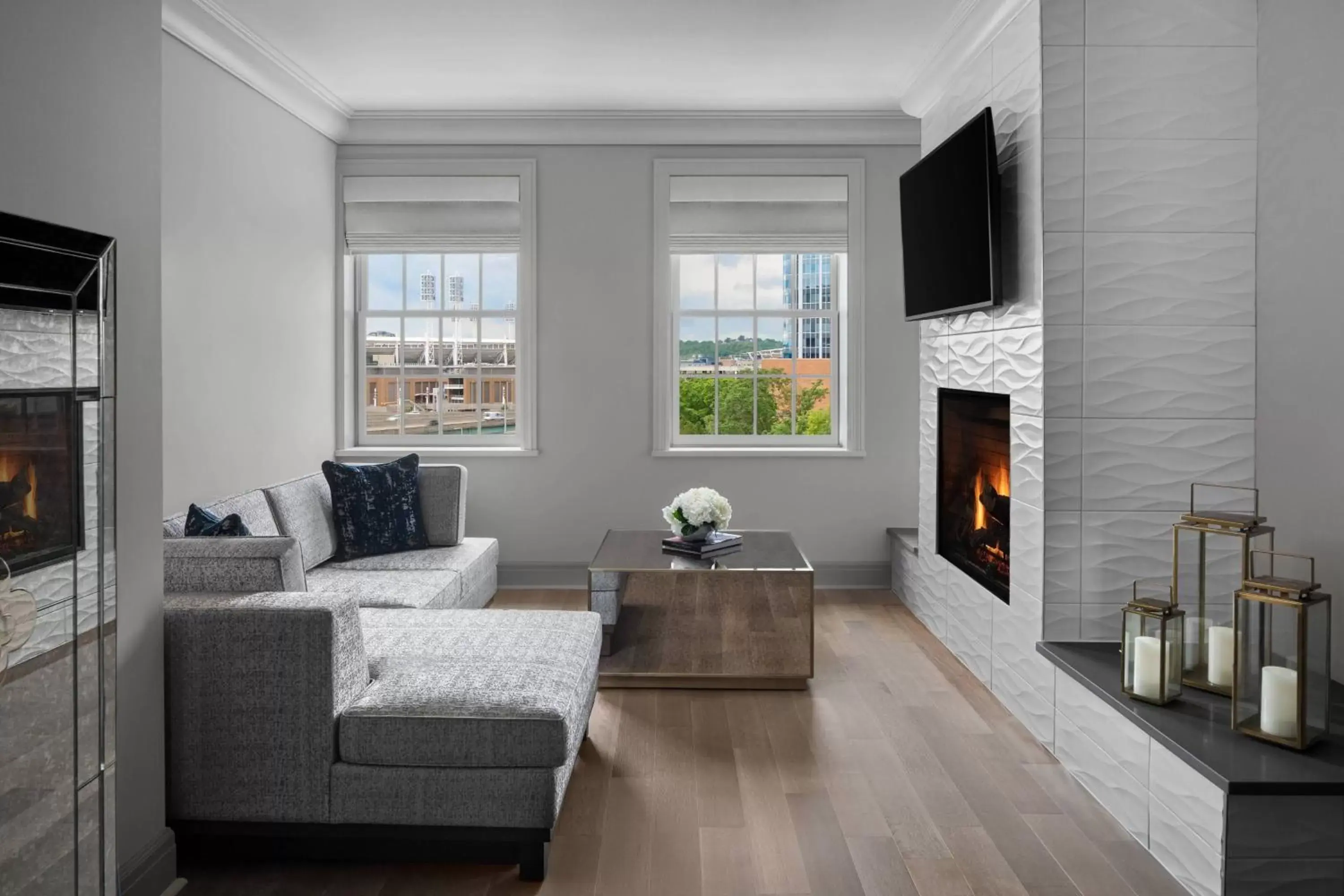 Bedroom, Seating Area in The Lytle Park Hotel, Autograph Collection