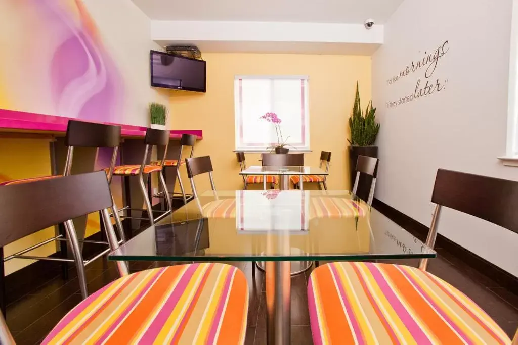 Lounge or bar in Menlo Park Inn Lounge or bar in Menlo Park Inn