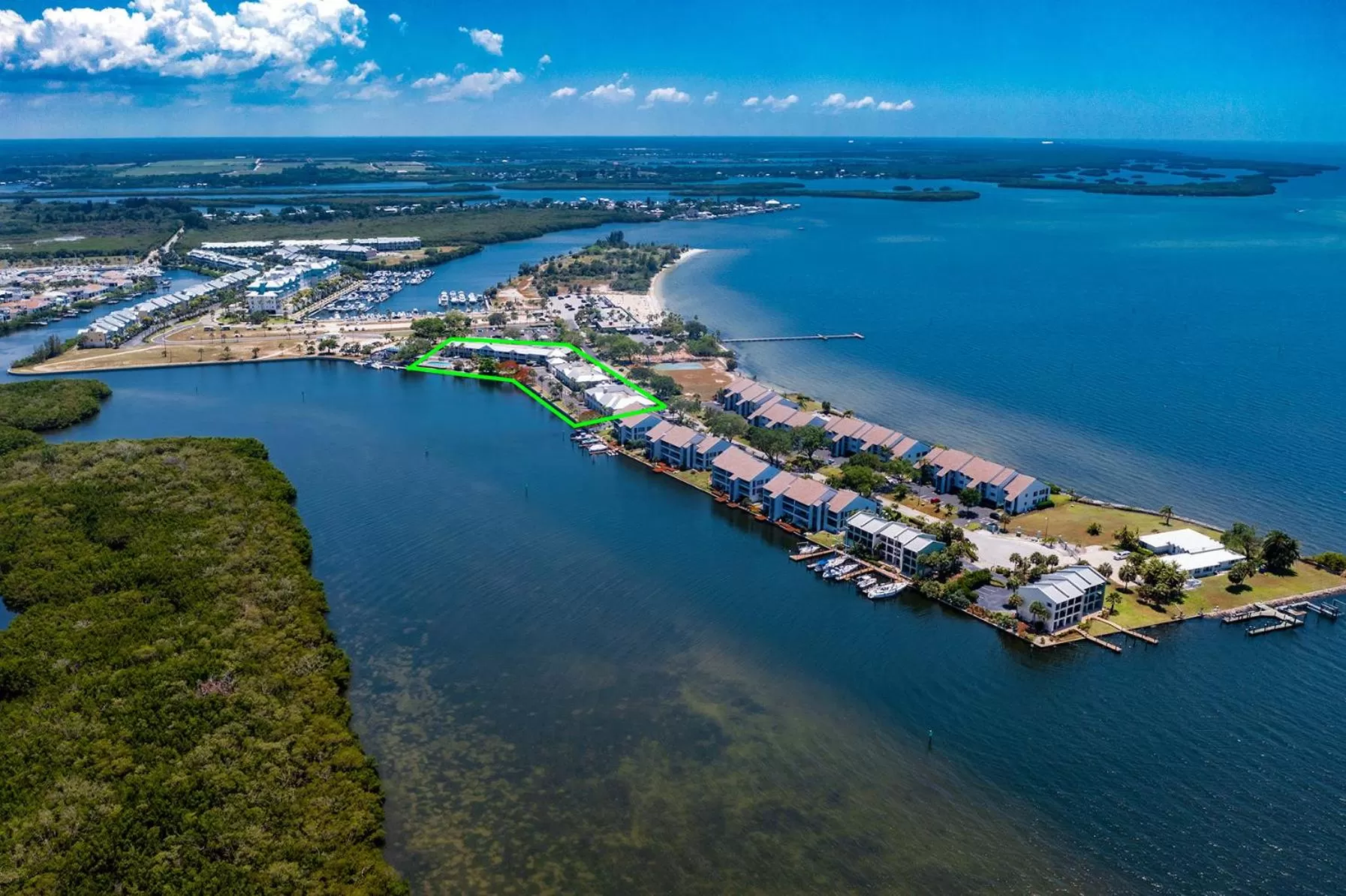 Property building in TAMPA BAY, BEACH step away, WIFI, FREE PARKING,POOLS, JACUZZI