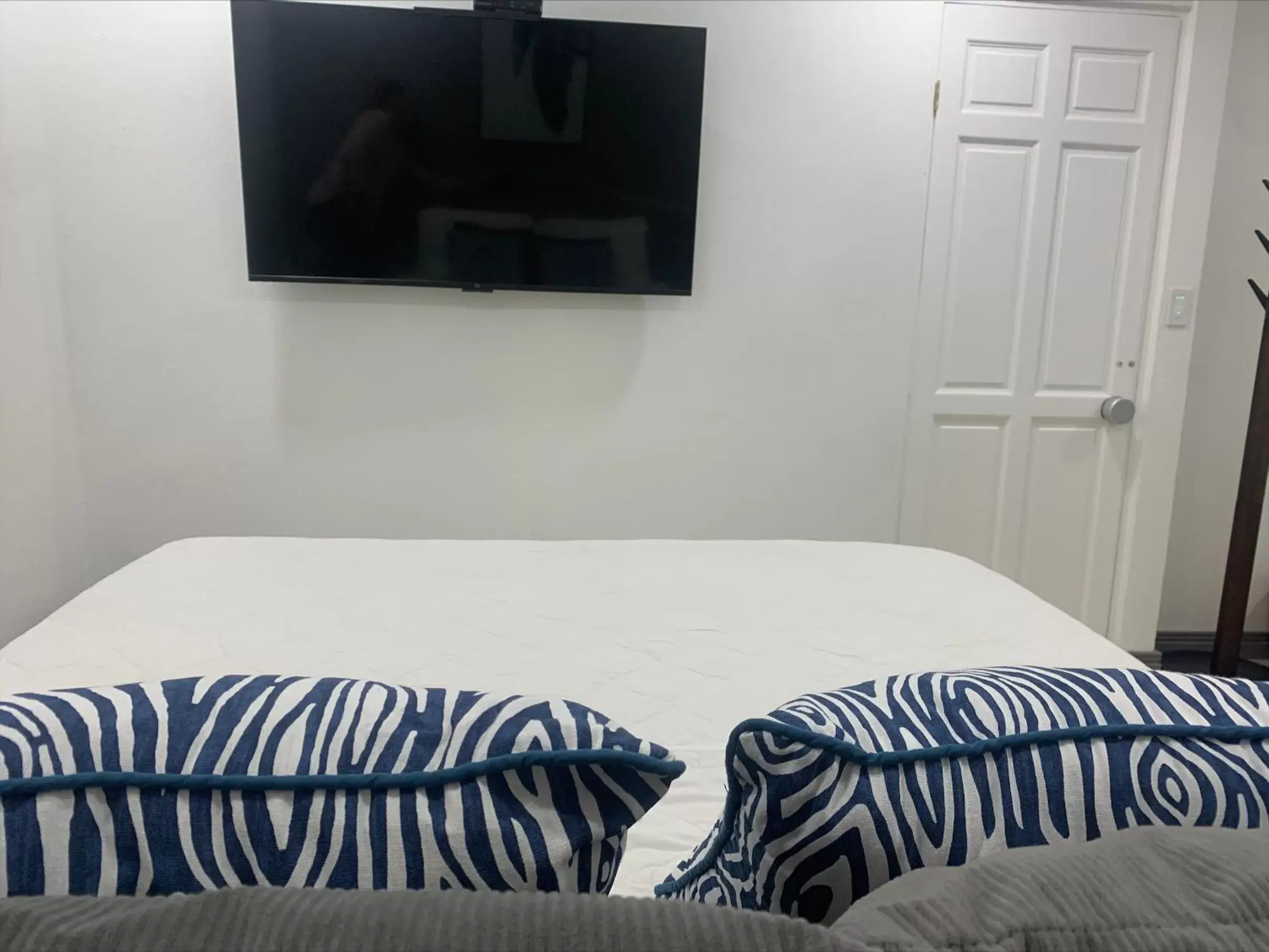 Bed, TV/Entertainment Center in Berlor Airport Inn