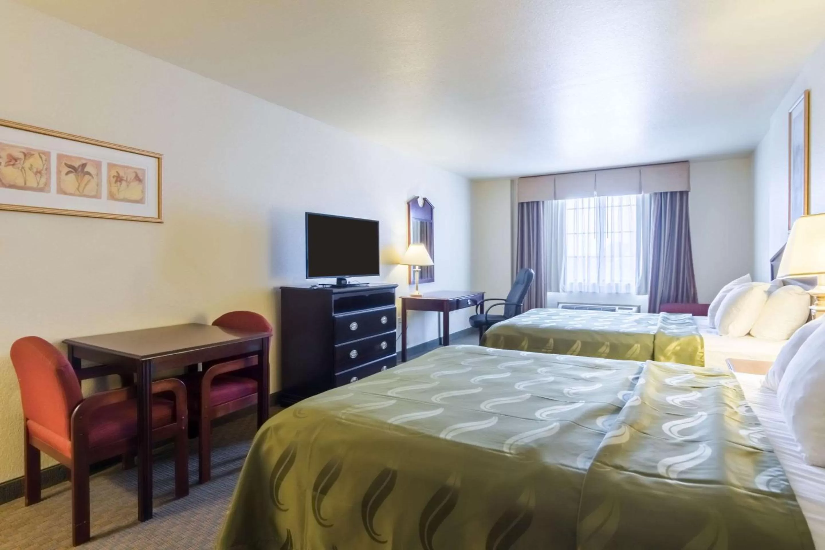 Bedroom, Bed in Quality Inn & Suites of Alma - Northeast from Fort Smith