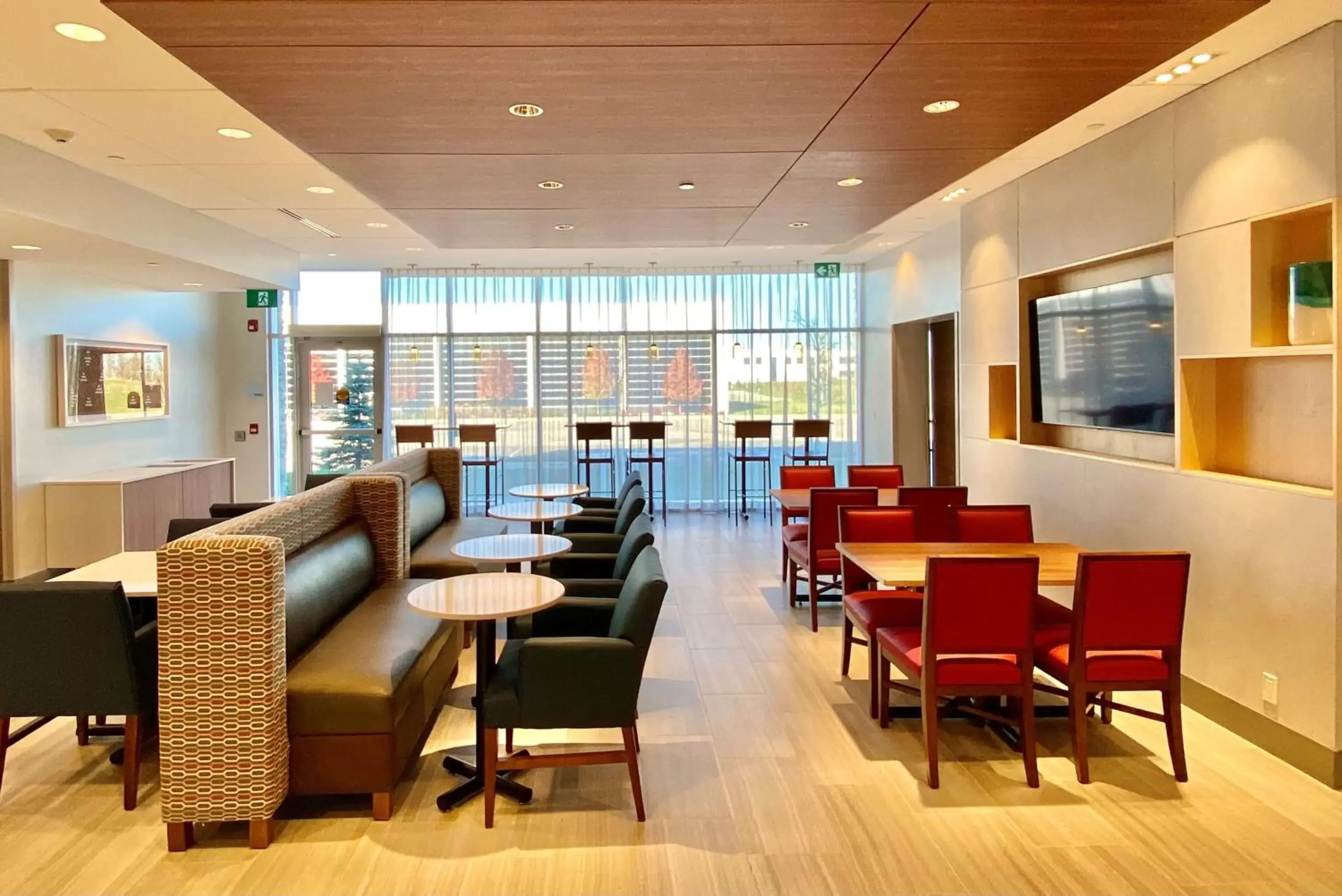 Breakfast, Lounge/Bar in Holiday Inn Express & Suites - Aurora, an IHG Hotel