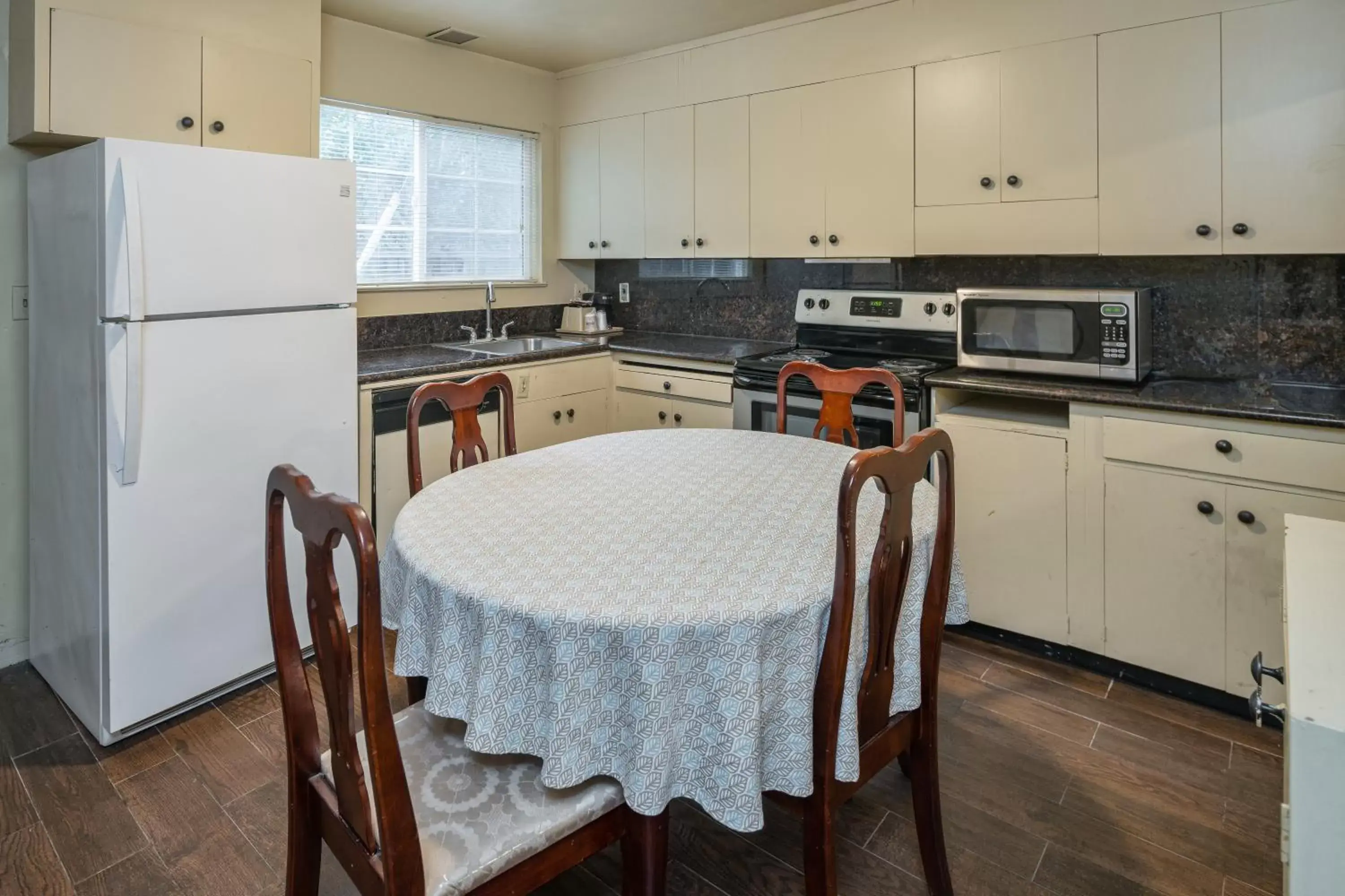 Kitchen/Kitchenette in Hotel Rose Garden