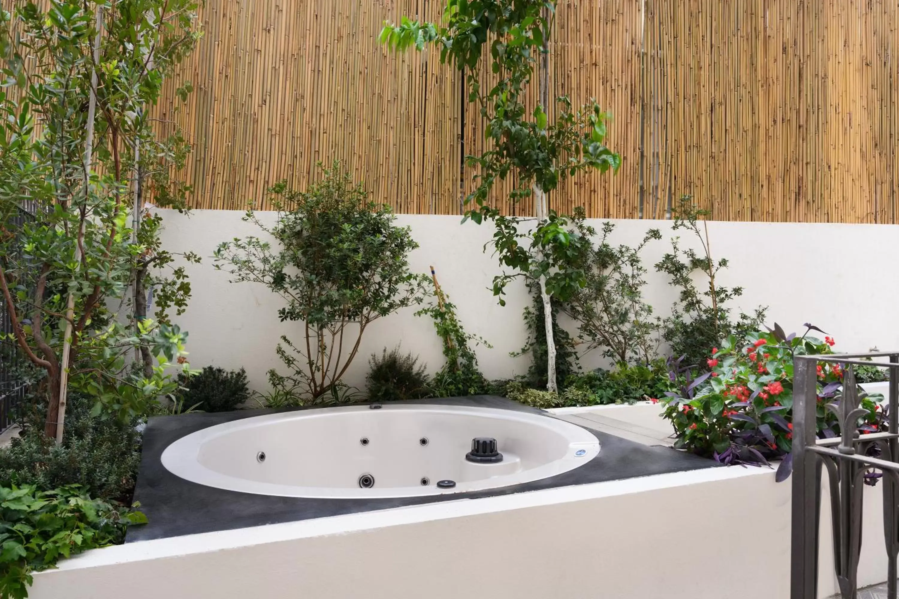 Bath, Bathroom in Alberto by Isrotel Design
