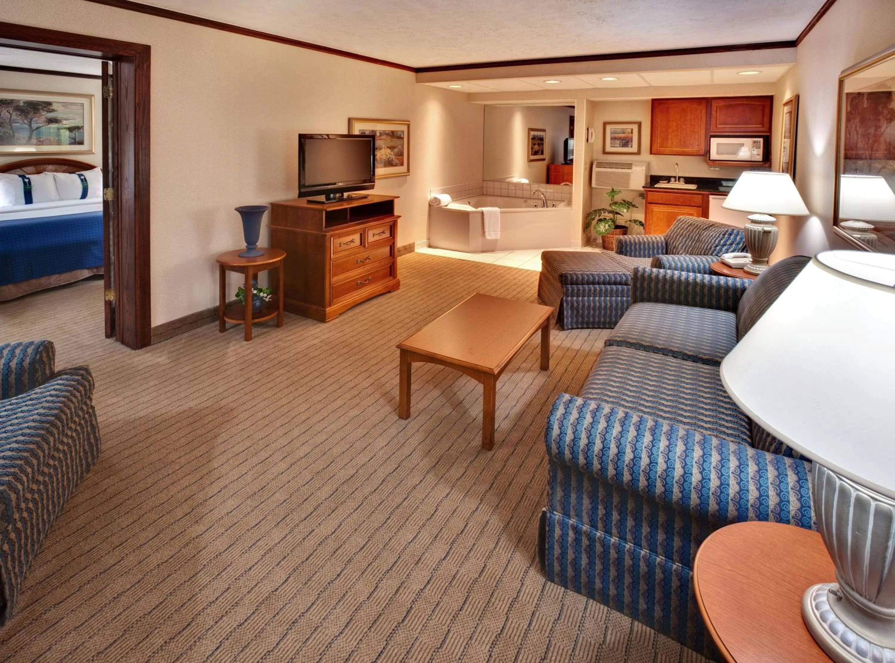 Living room, Bed in Ramada by Wyndham Midtown Grand Island