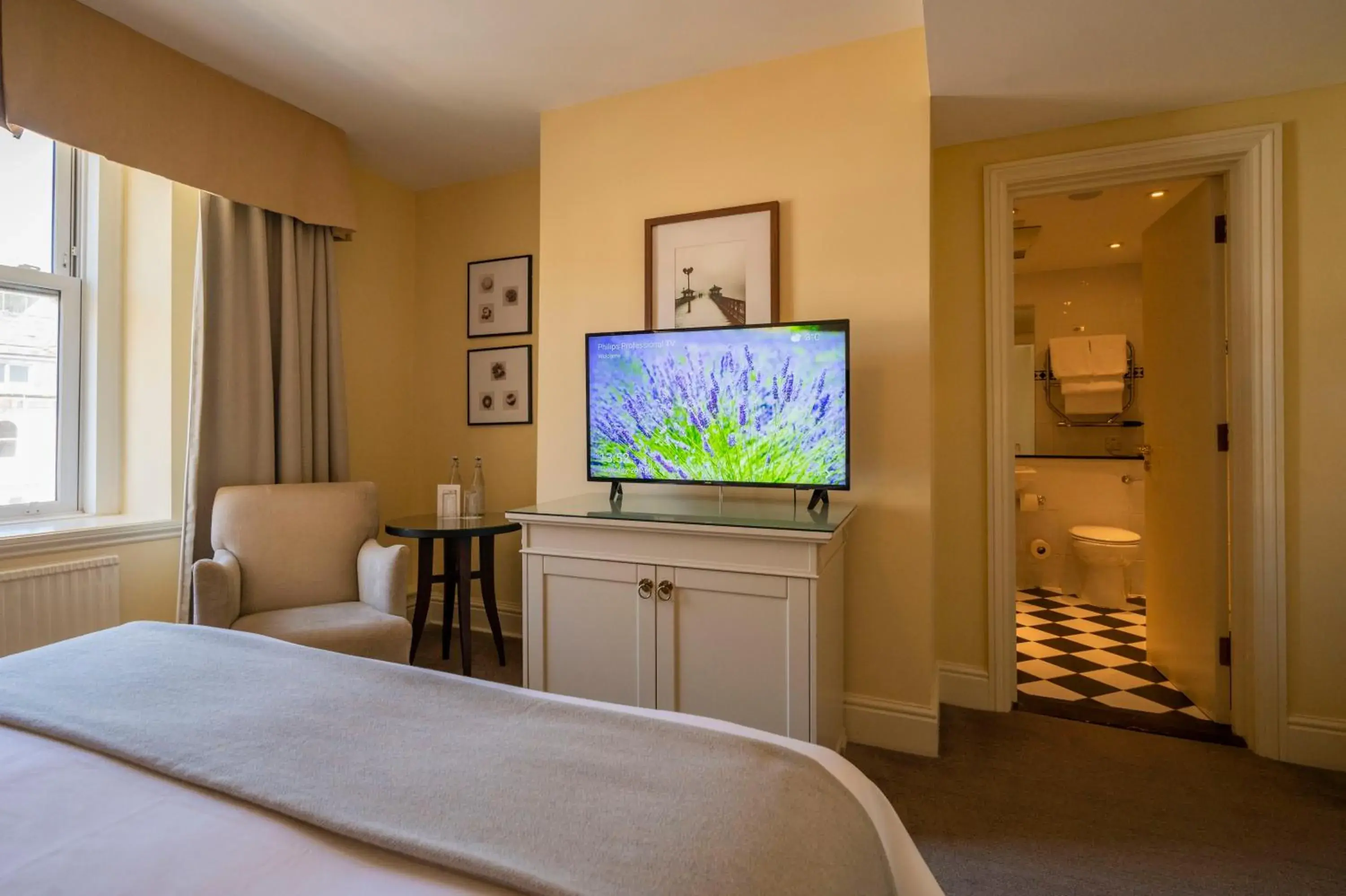 TV and multimedia, TV/Entertainment Center in St George'S Hotel