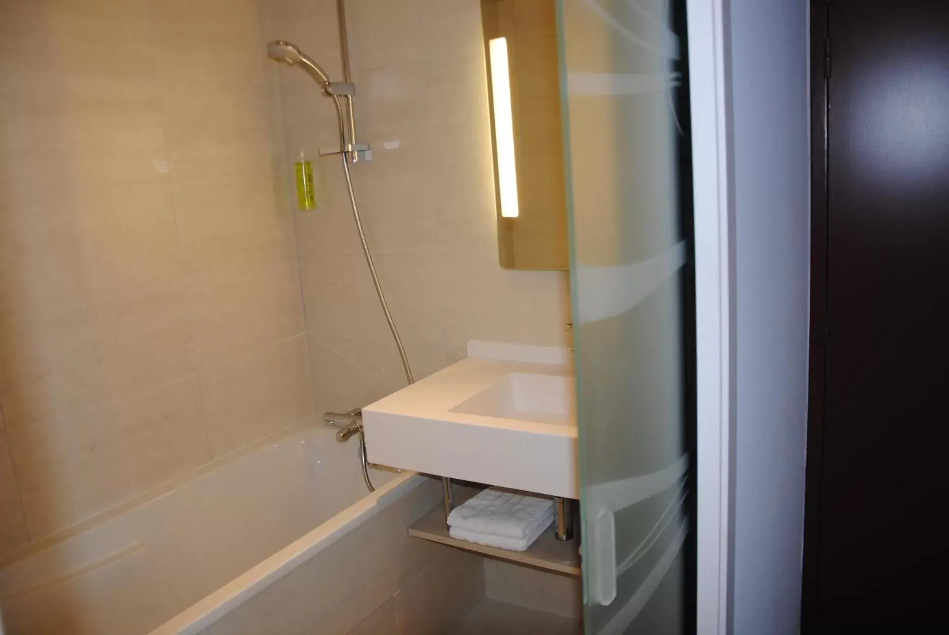 Bathroom in Brit Hotel Vendée Mer