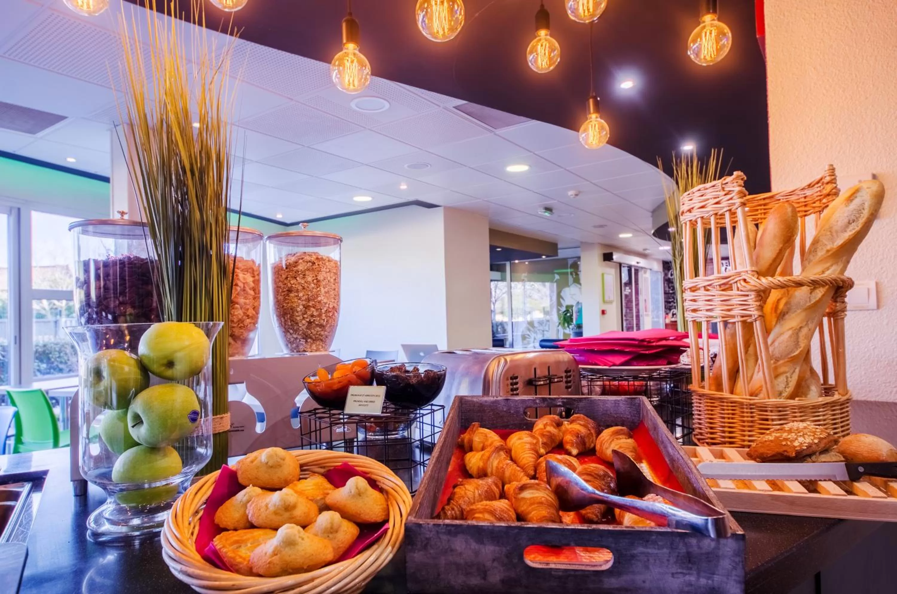 Buffet breakfast in Ibis Styles Toulouse Blagnac Aéroport