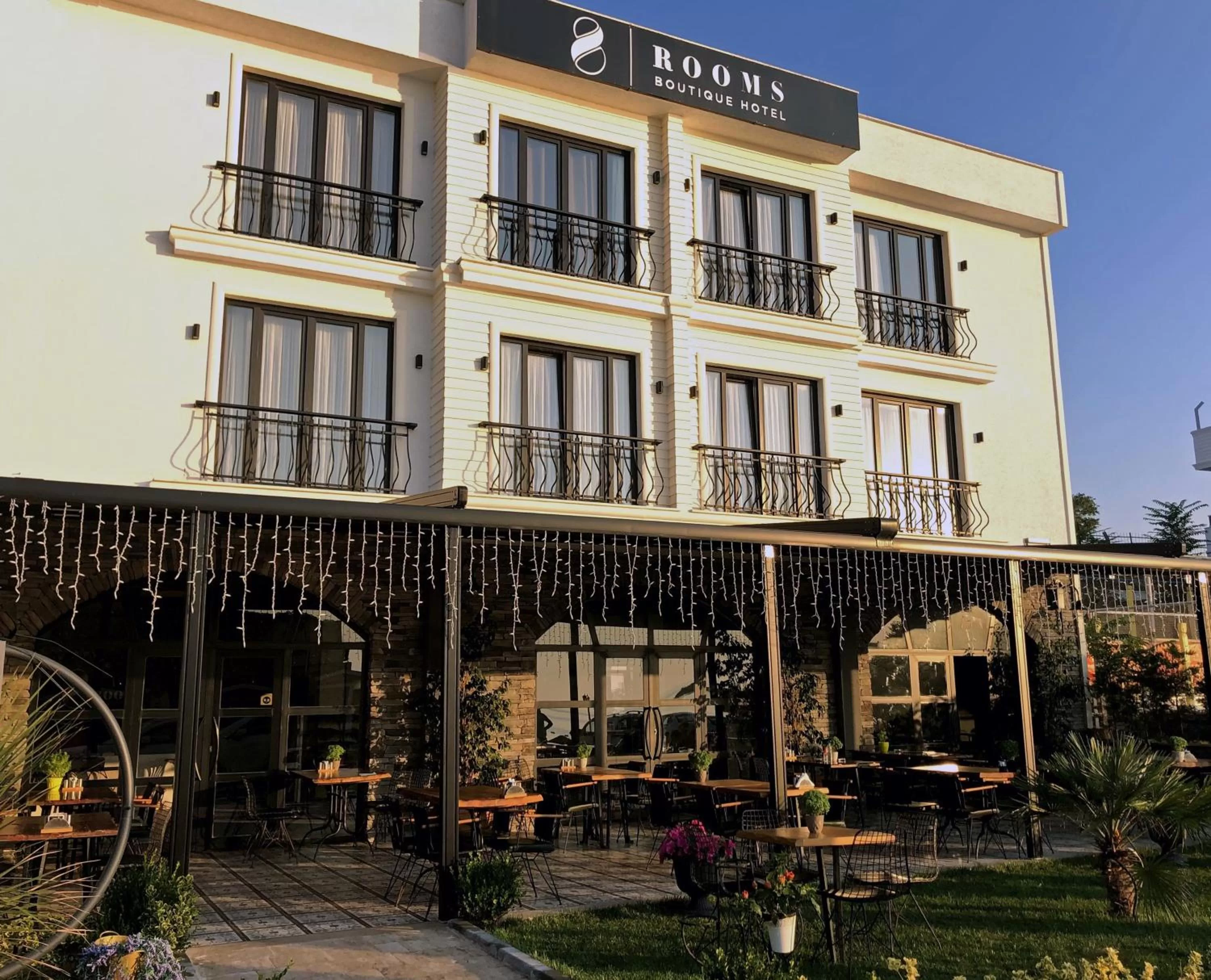 Property building in 8 Rooms Hotel