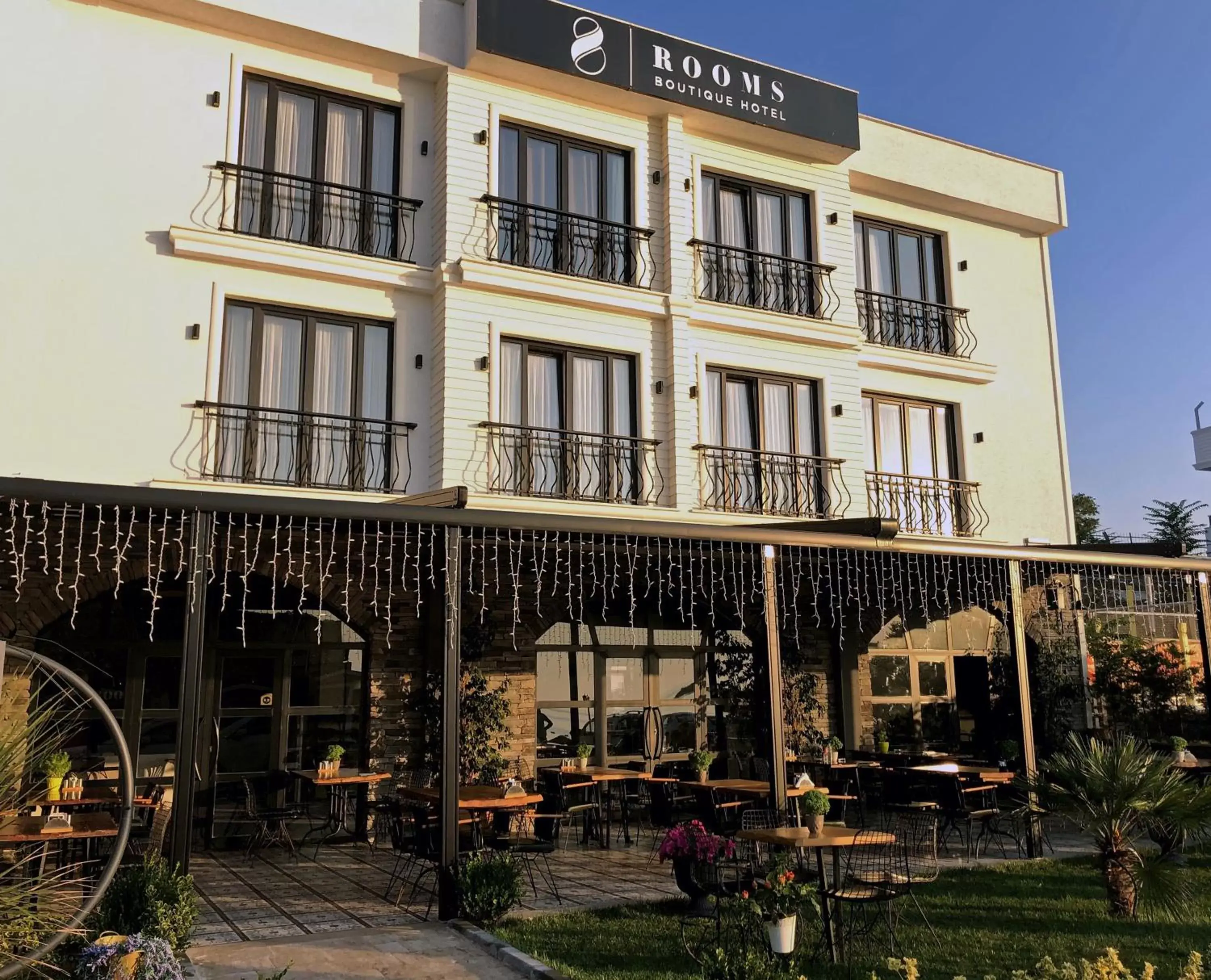 Property building in 8 Rooms Hotel Property building in 8 Rooms Hotel