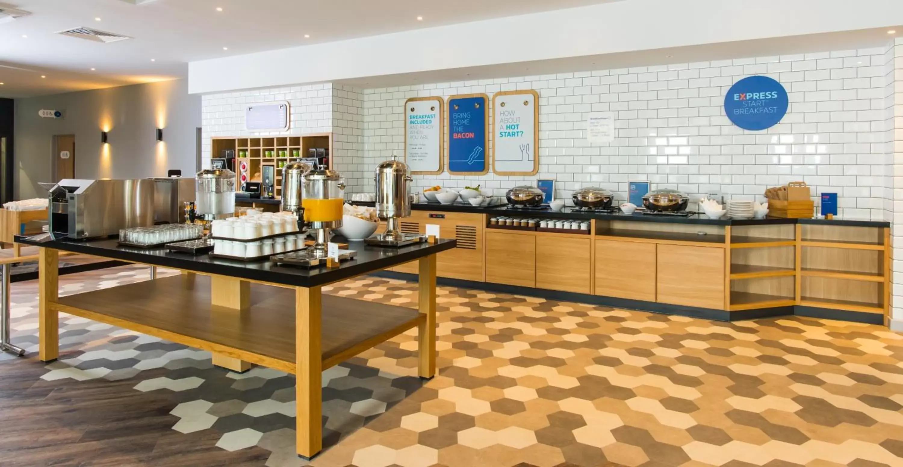 Breakfast, Restaurant/Places to Eat in Holiday Inn Express - Bicester, an IHG Hotel