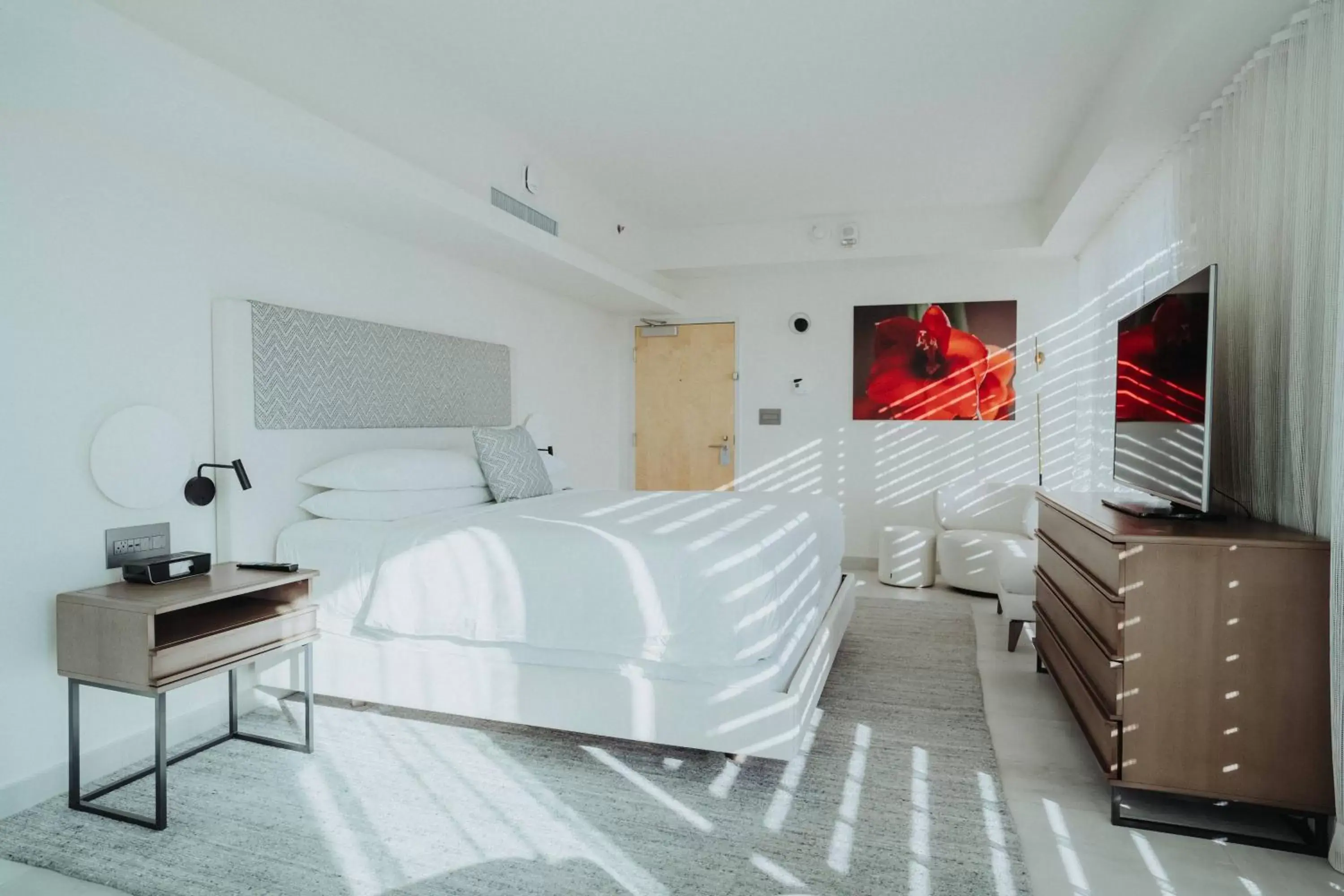Bedroom in La Concha Renaissance San Juan Resort
