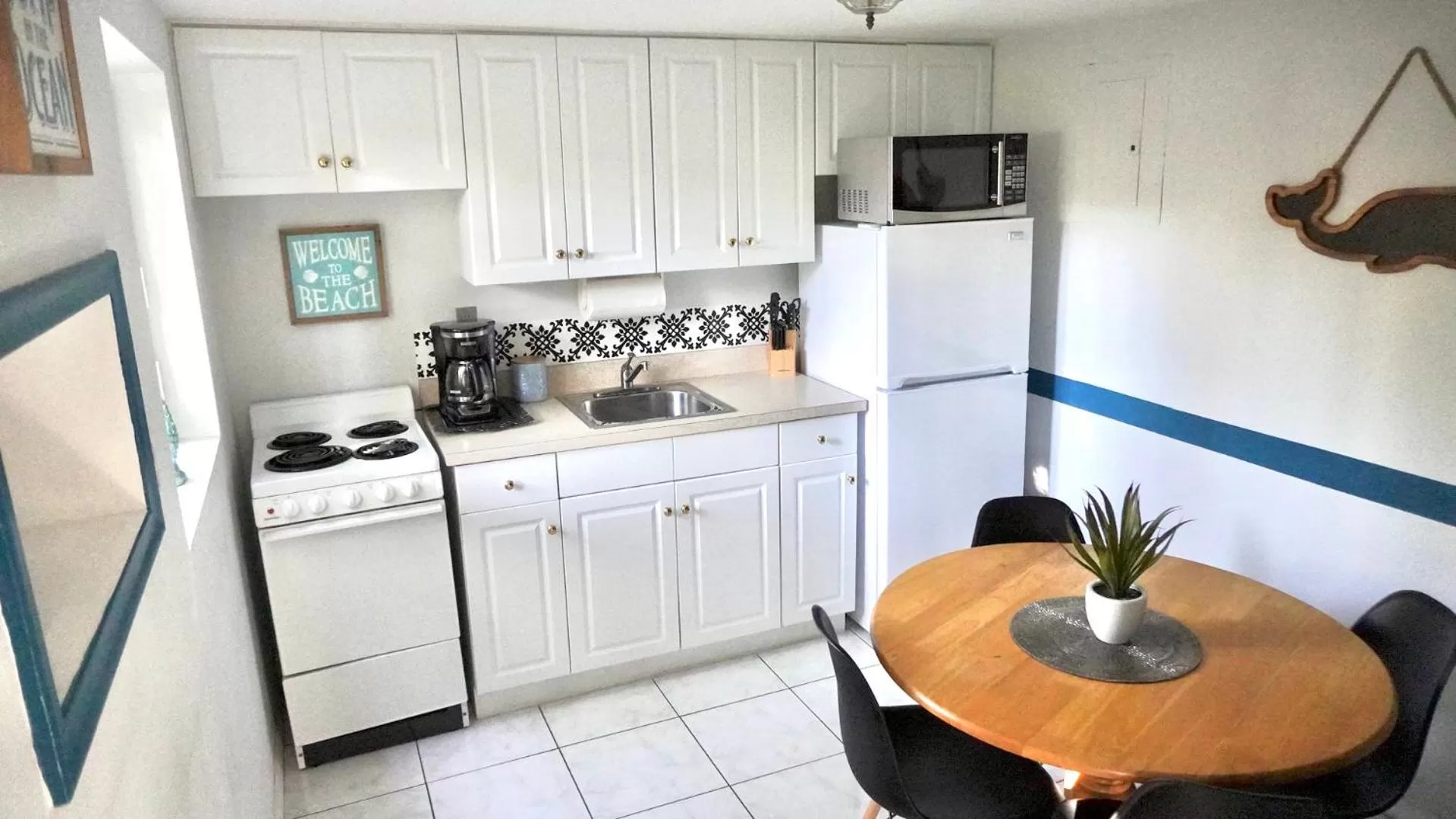 kitchen in 4145 By The Sea Inn & Suites