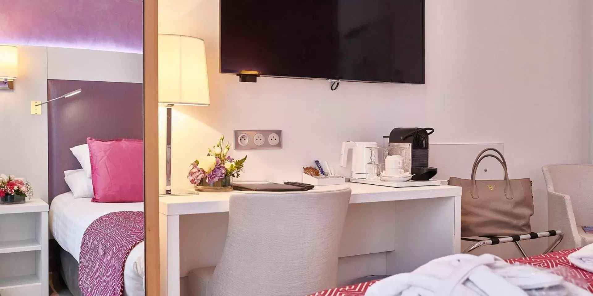 Bedroom, TV/Entertainment Center in Best Western Plus Hotel Carlton Annecy