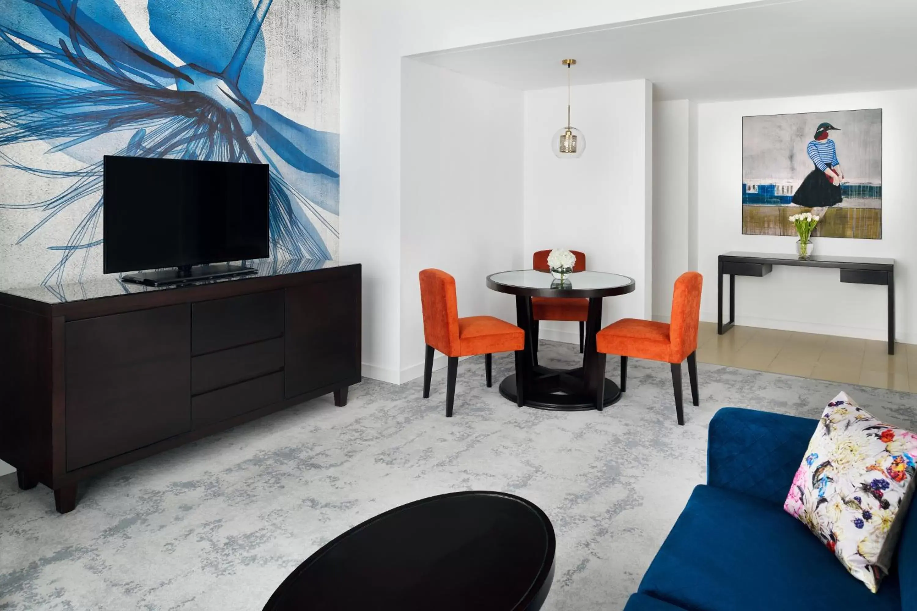 Living room, TV/Entertainment Center in Mövenpick Hotel Jumeirah Lakes Towers Dubai