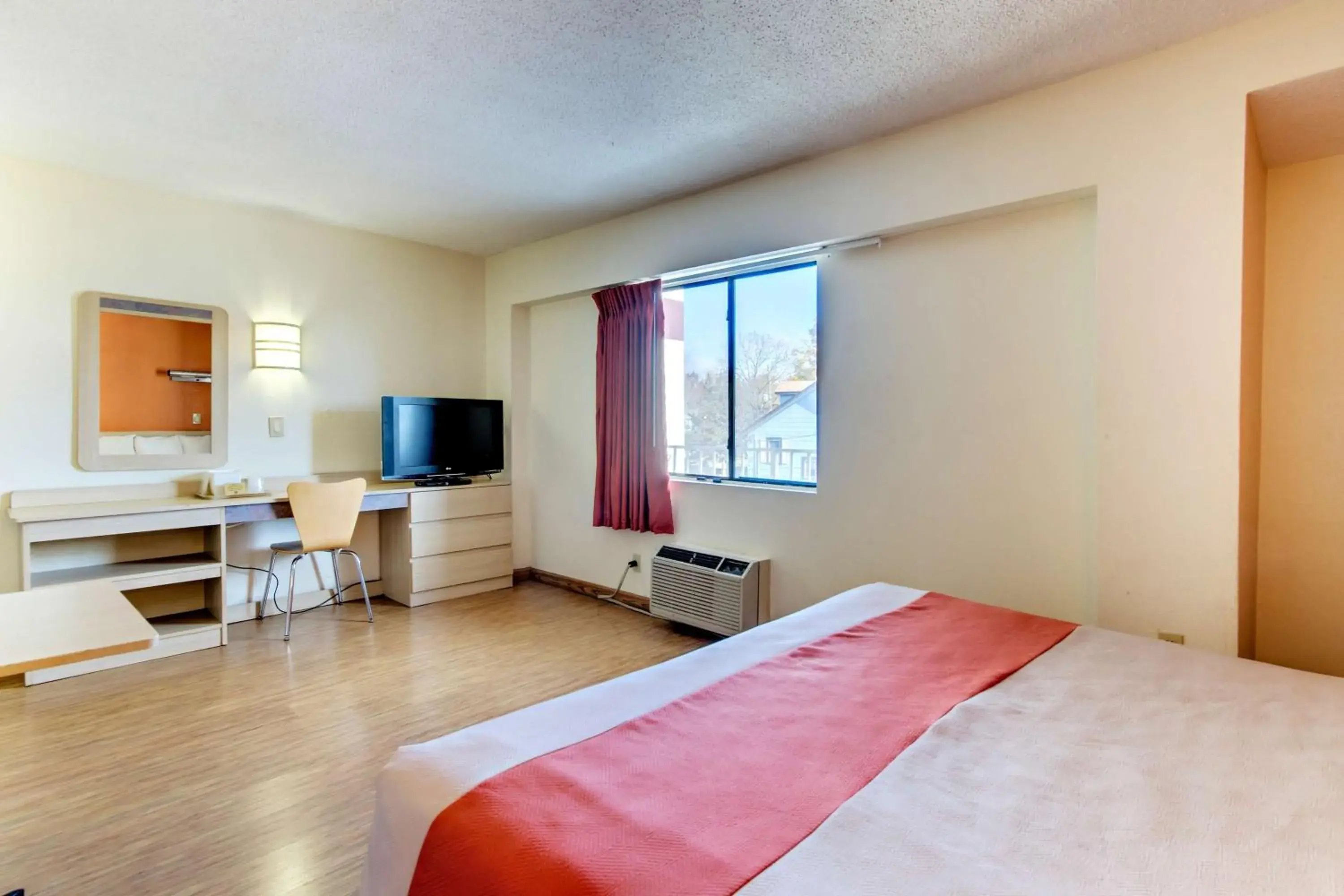 TV and multimedia, Bed in Motel 6-Washington, DC TV and multimedia, Bed in Motel 6-Washington, DC