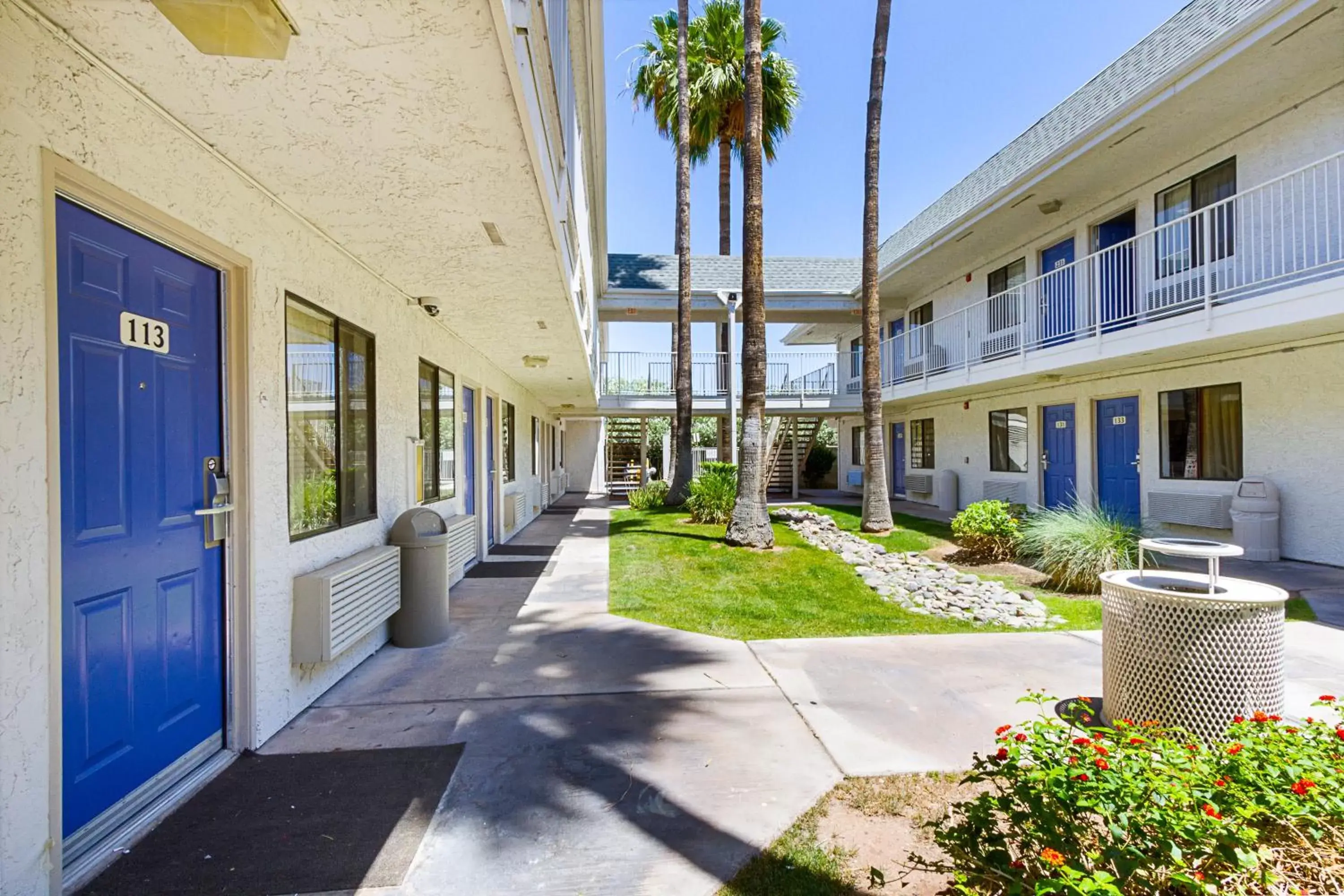 Facade/entrance, Patio/Outdoor Area in Motel 6-Mesa, AZ - South