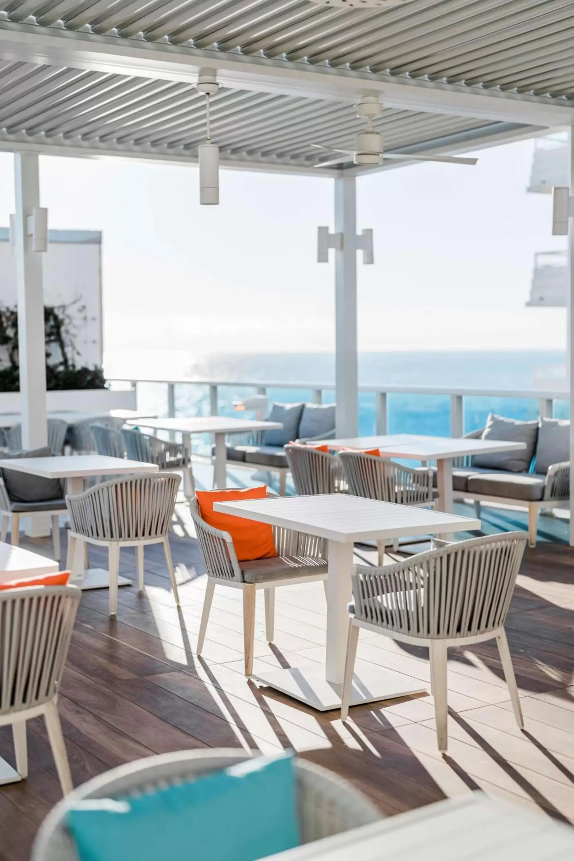 Lounge or bar in Hotel Maren Fort Lauderdale Beach, Curio Collection By Hilton