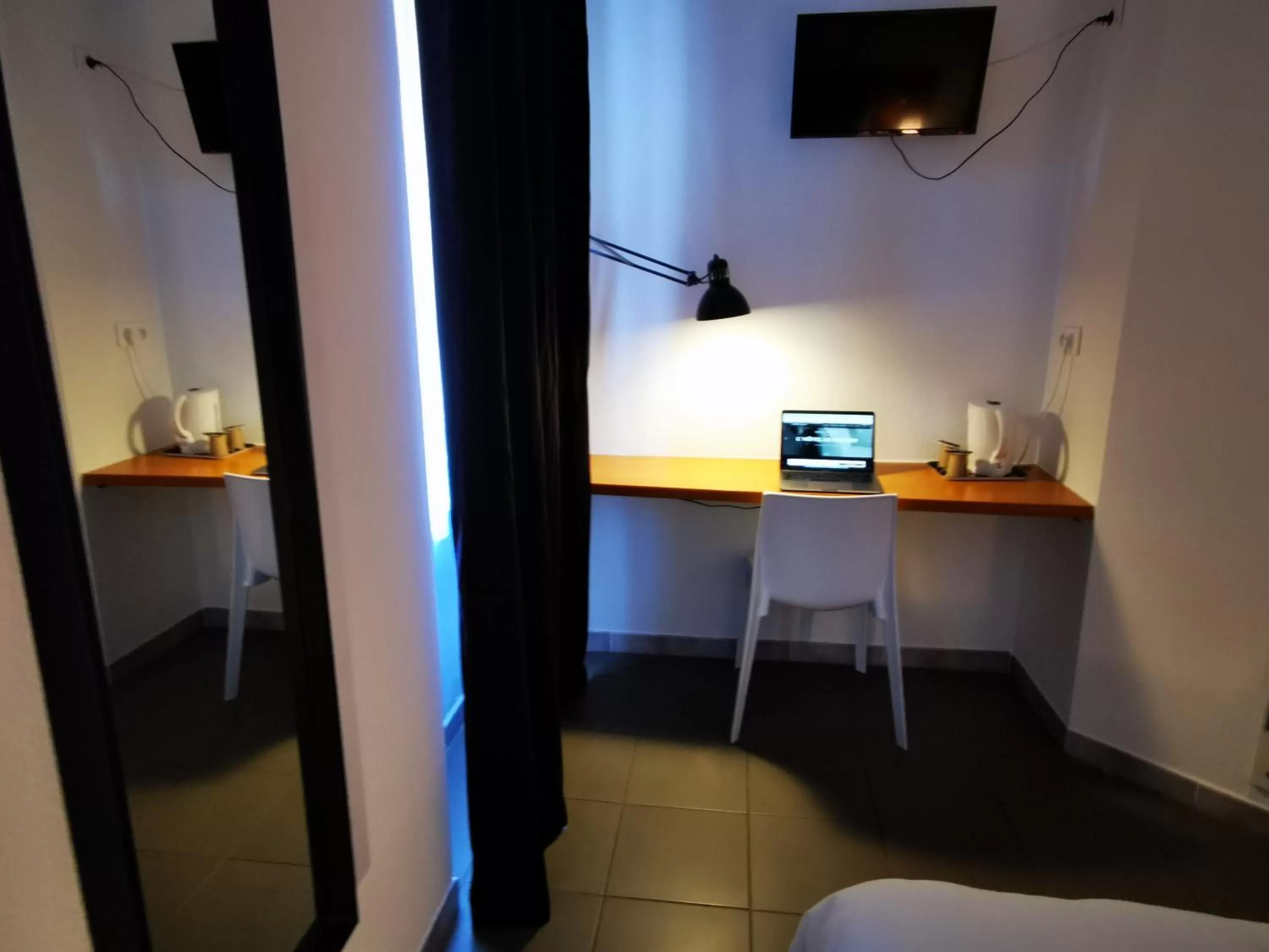 TV and multimedia, Bed in Hôtel Le Ponson