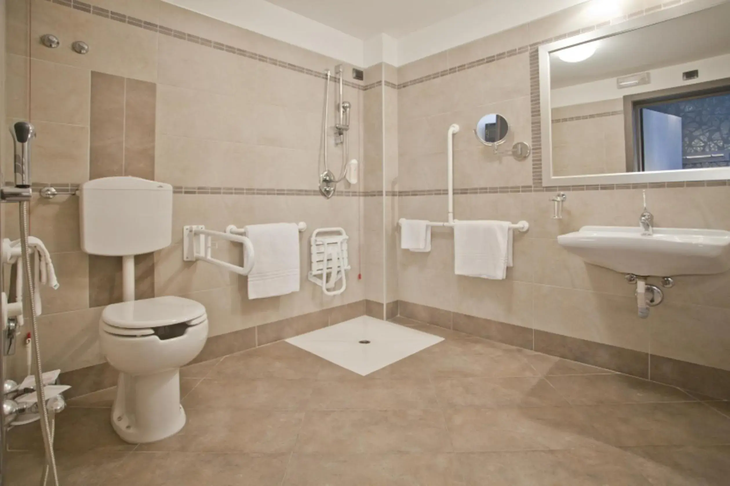 Bathroom in Hotel Cosmopolitan Bologna