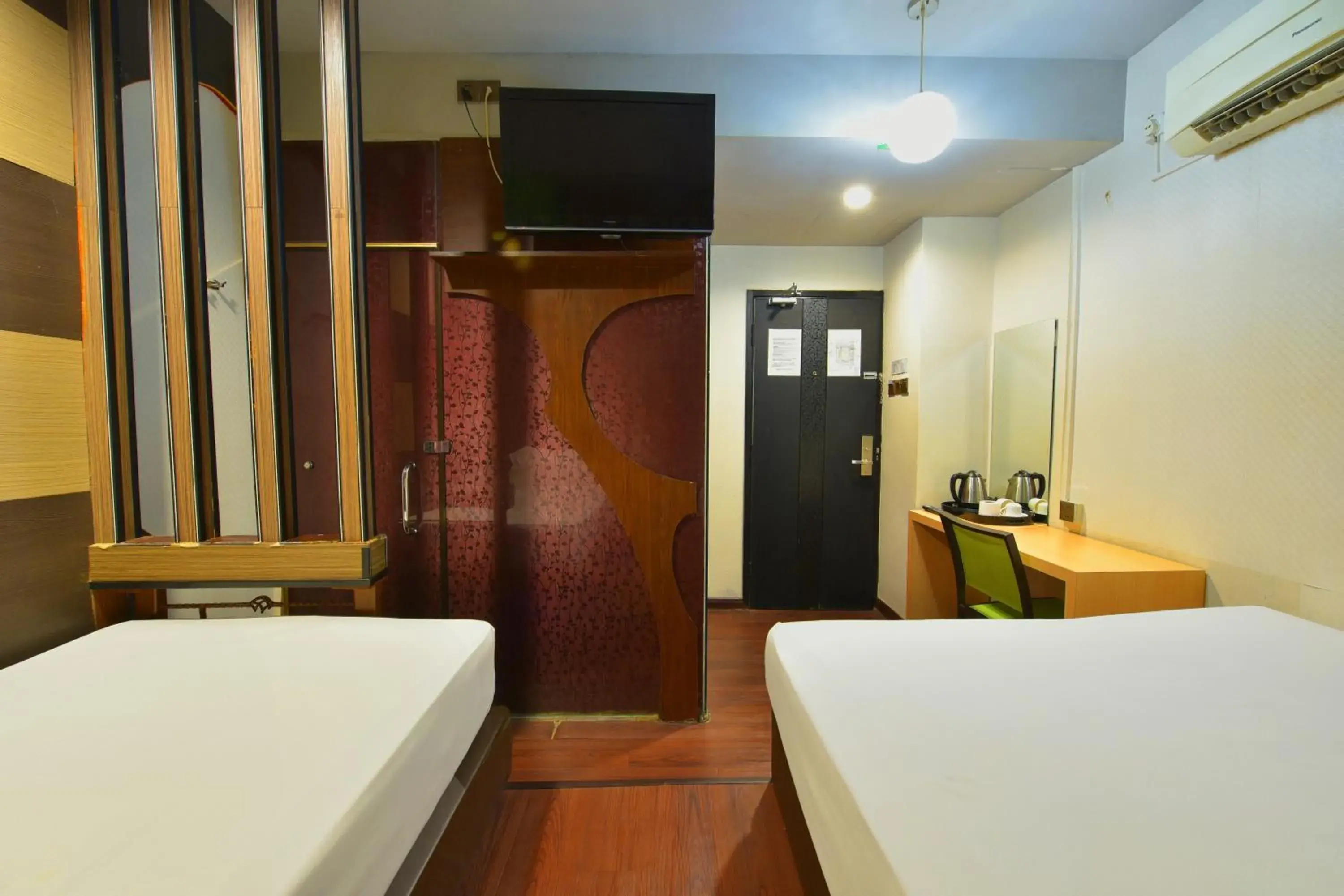 Bedroom, TV/Entertainment Center in Townhouse OAK Hotel Holmes Johor Jaya