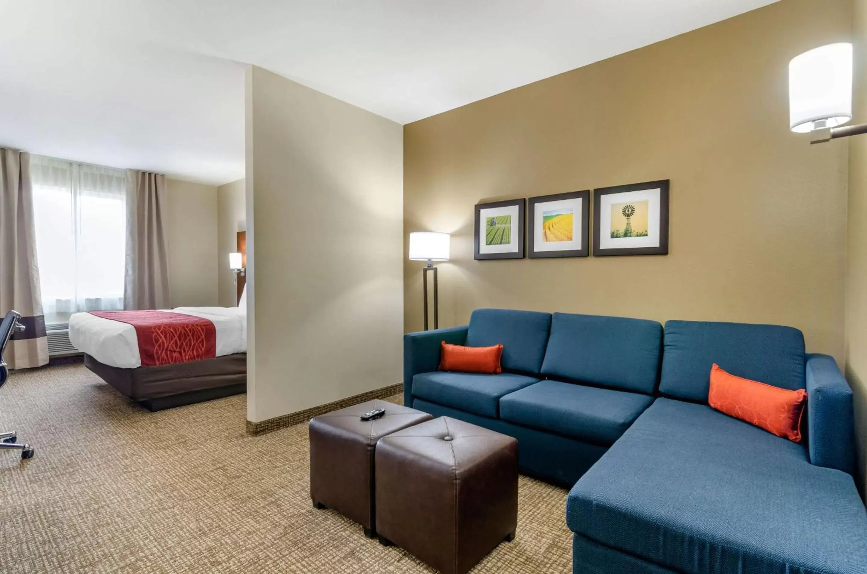Photo of the whole room, Seating Area in Comfort Inn & Suites Salina North