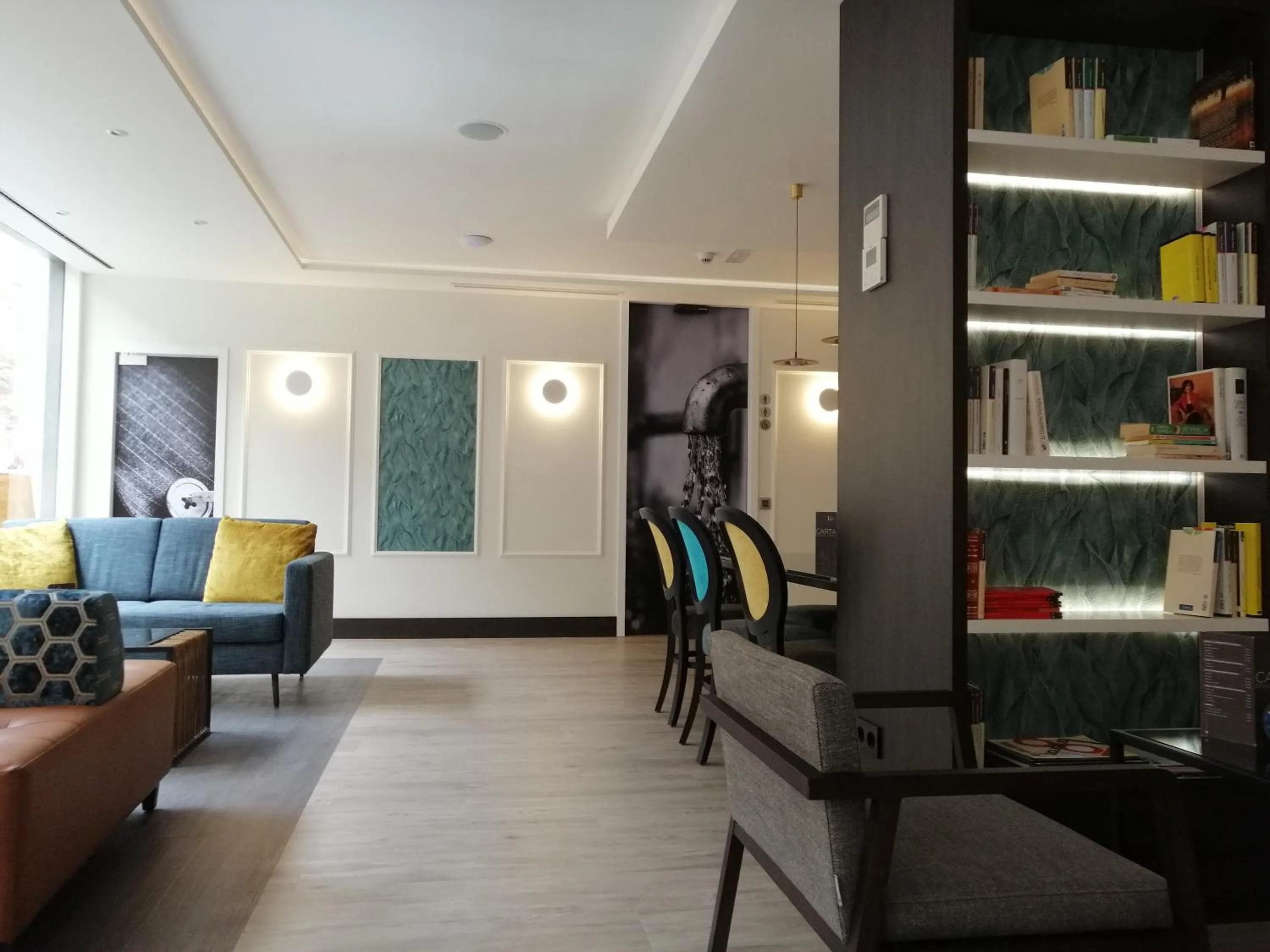 Library in Gran Versalles