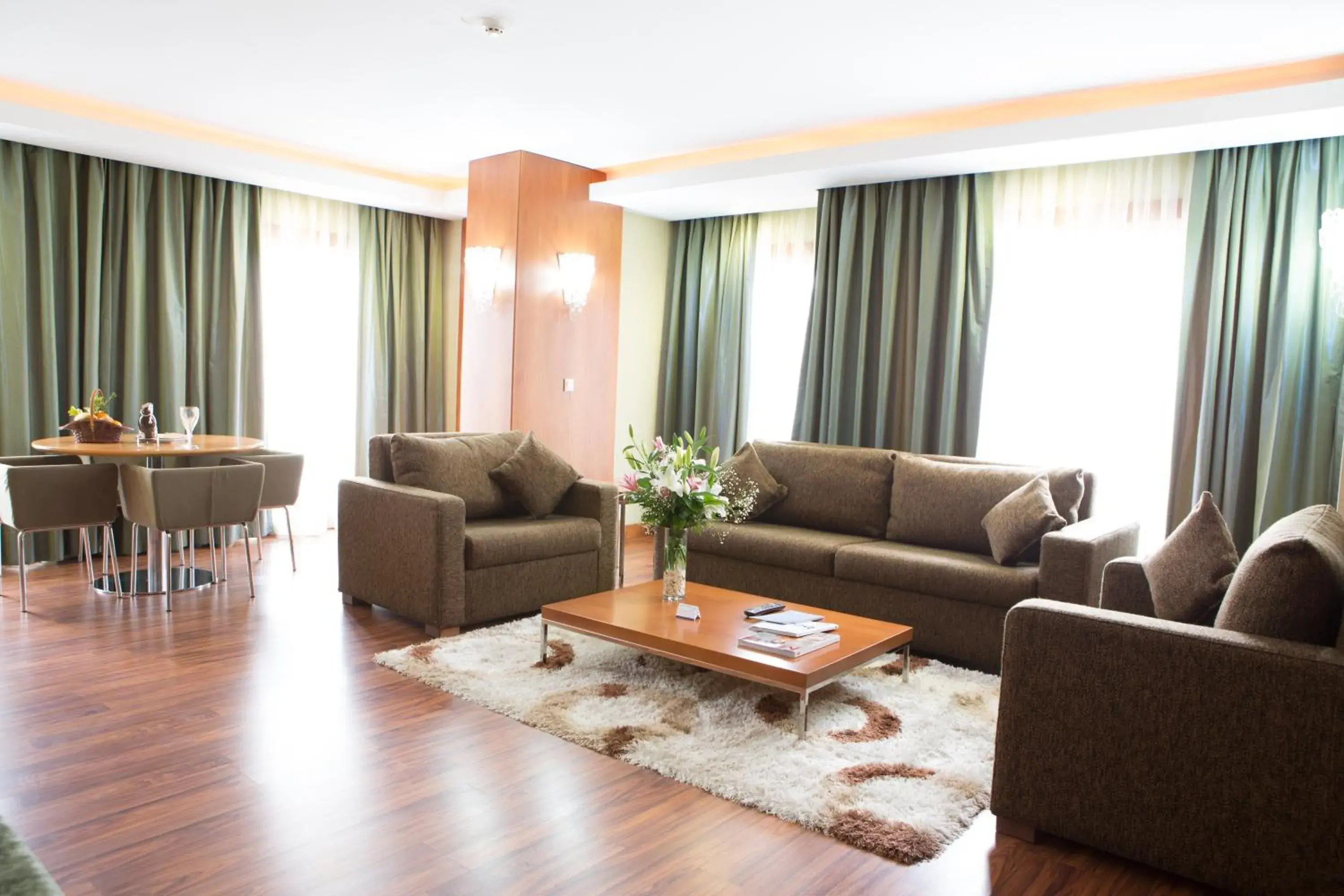 Photo of the whole room, Seating Area in Limak Ambassadore Hotel Ankara