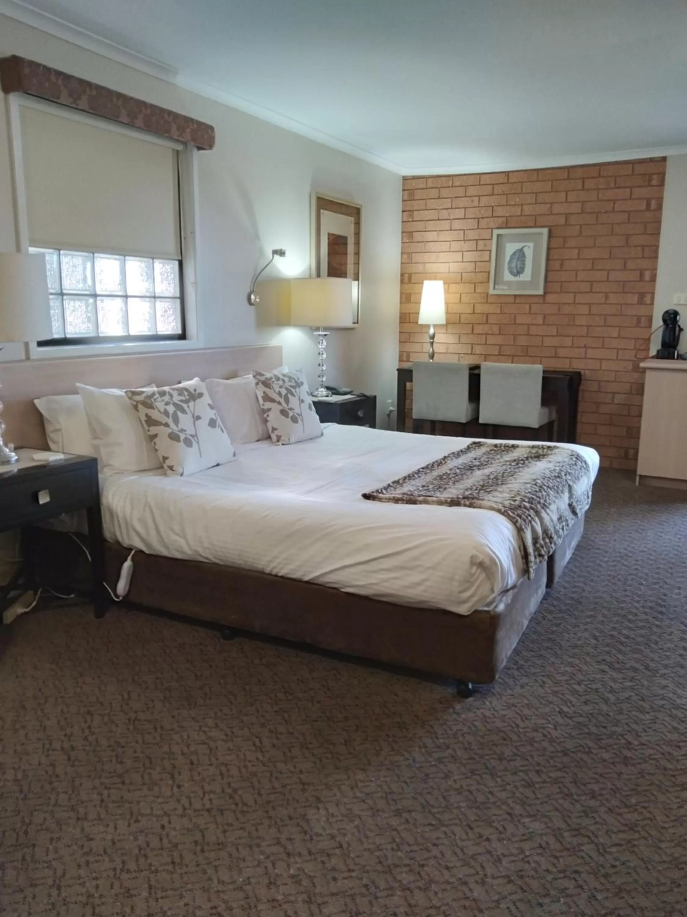 minibar, Bed in Bristol Hill Motor Inn