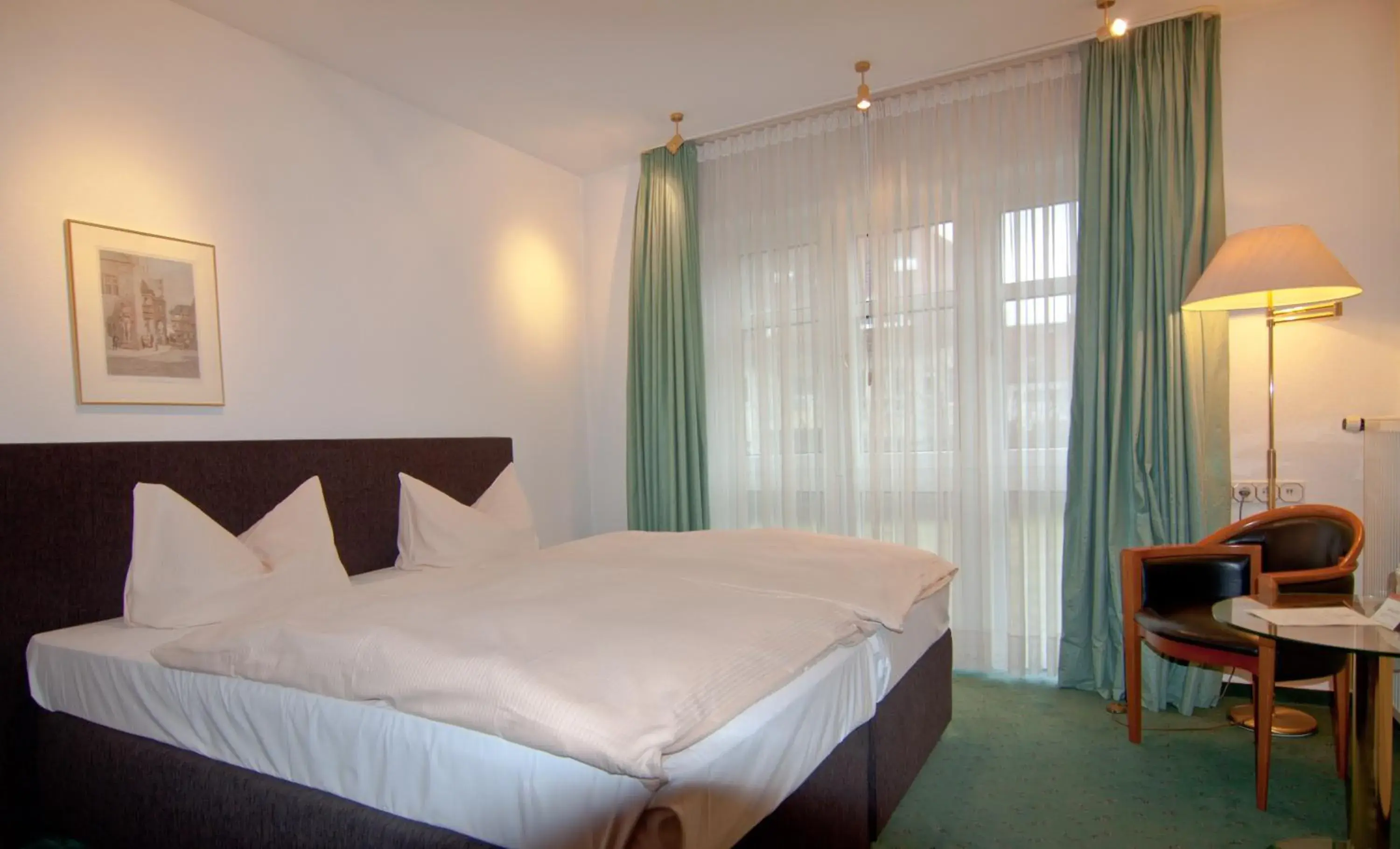 Photo of the whole room, Bed in Parkhotel Unter den Linden