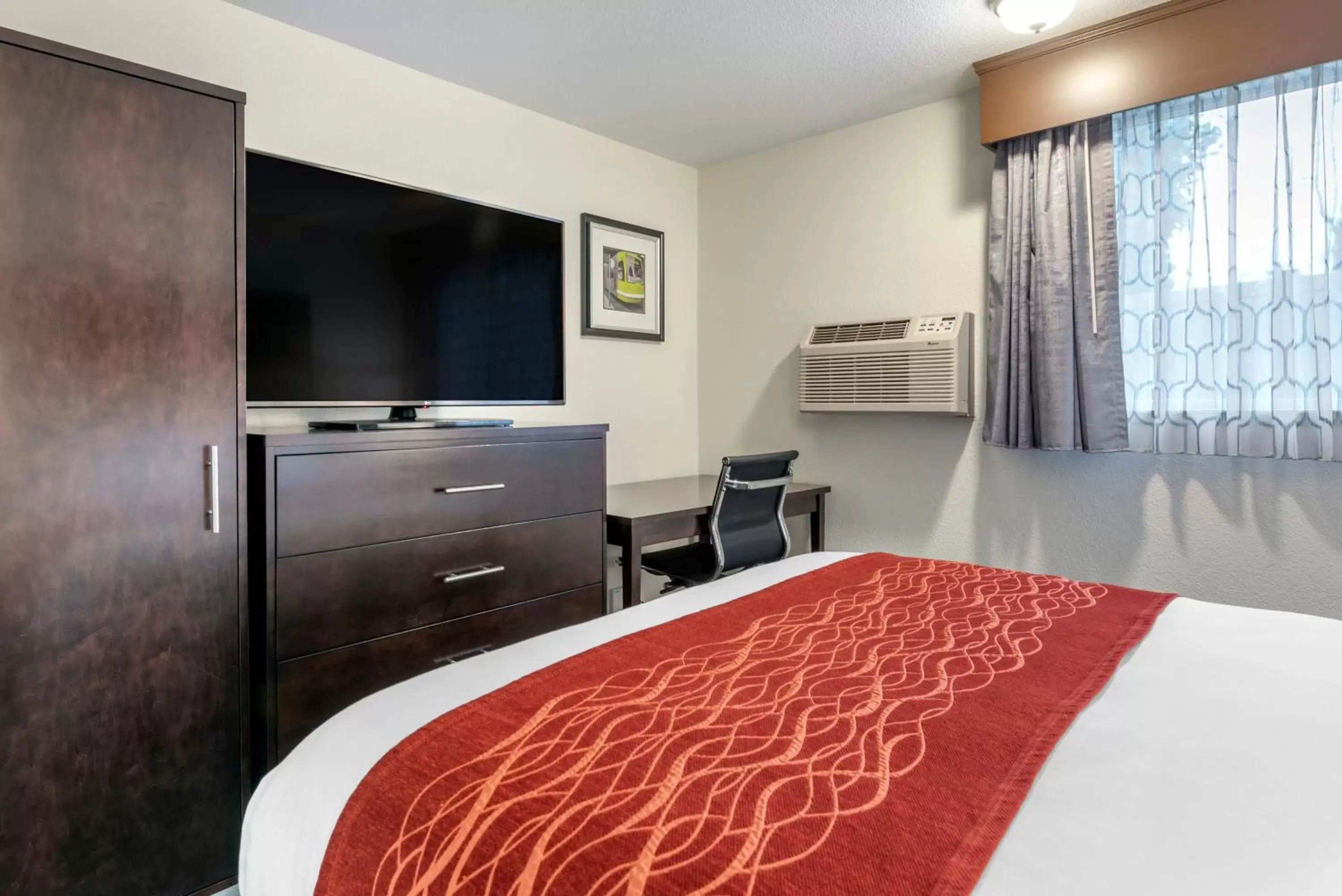 Bed in Comfort Inn & Suites Tigard near Washington Square