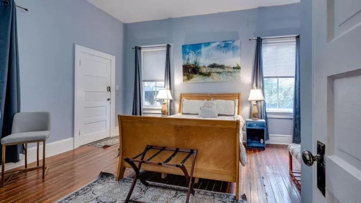 Bedroom, Kitchen/Kitchenette in Comfortable Escape in Historic Downtown Savannah