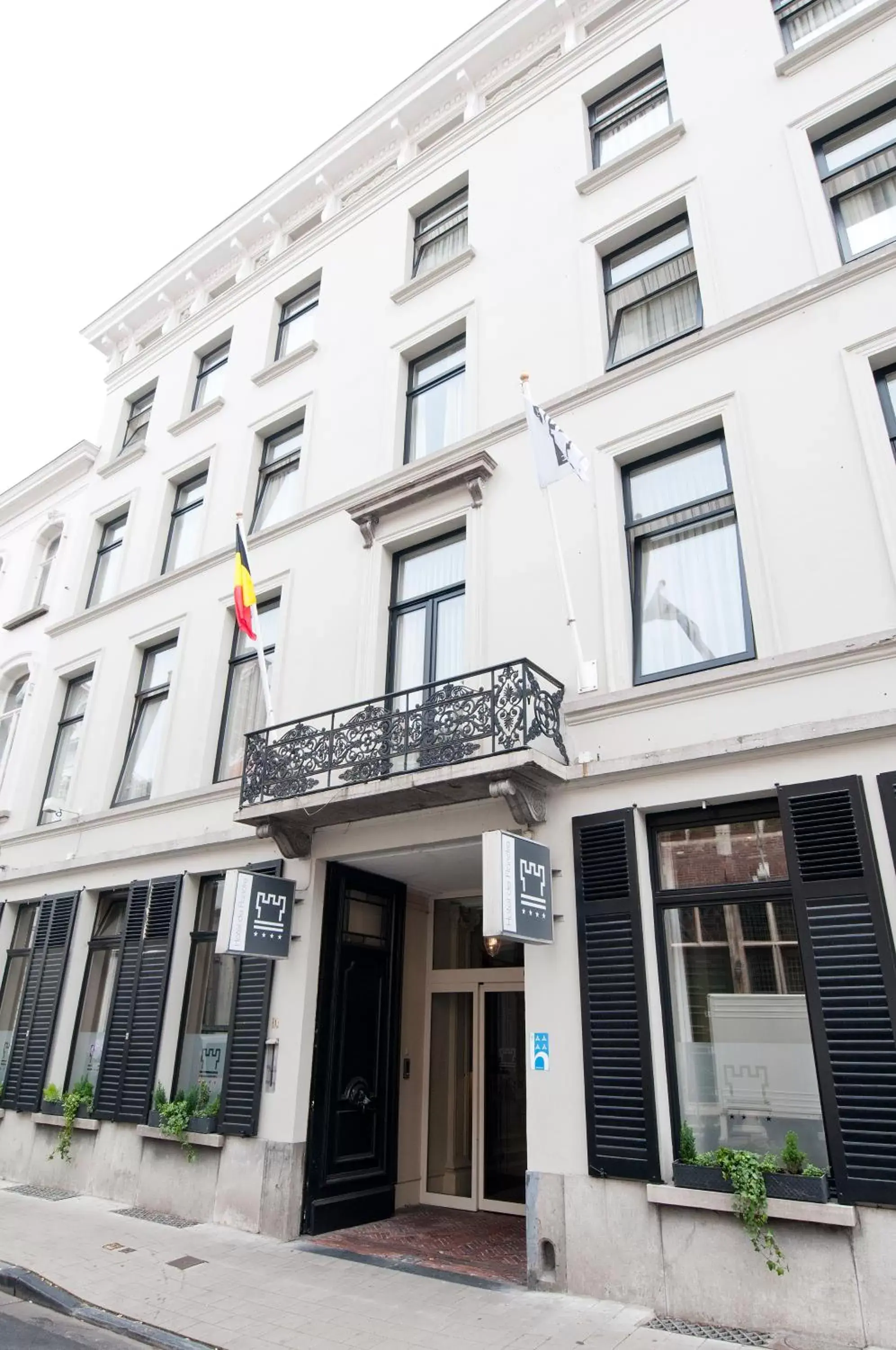 Facade/entrance, Property Building in Hotel de Flandre