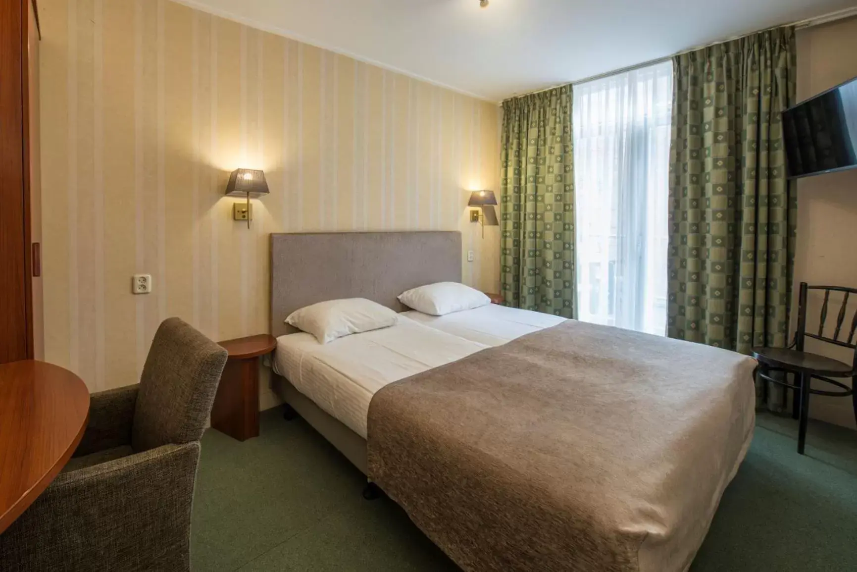 Photo of the whole room, Bed in City Hotel Nieuw Minerva Leiden