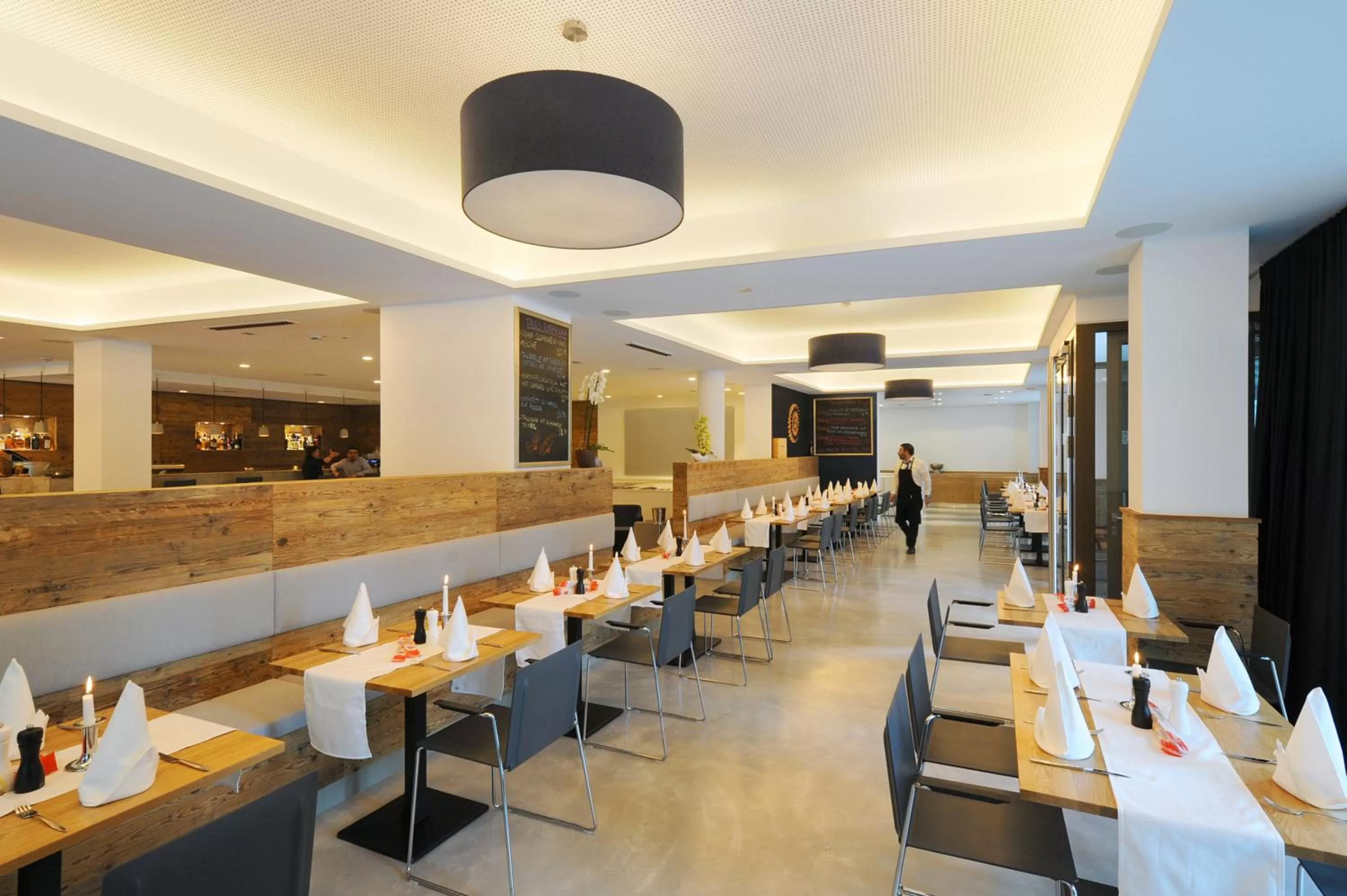 Restaurant/places to eat in Bayer 89 Vi Vadi Hotel