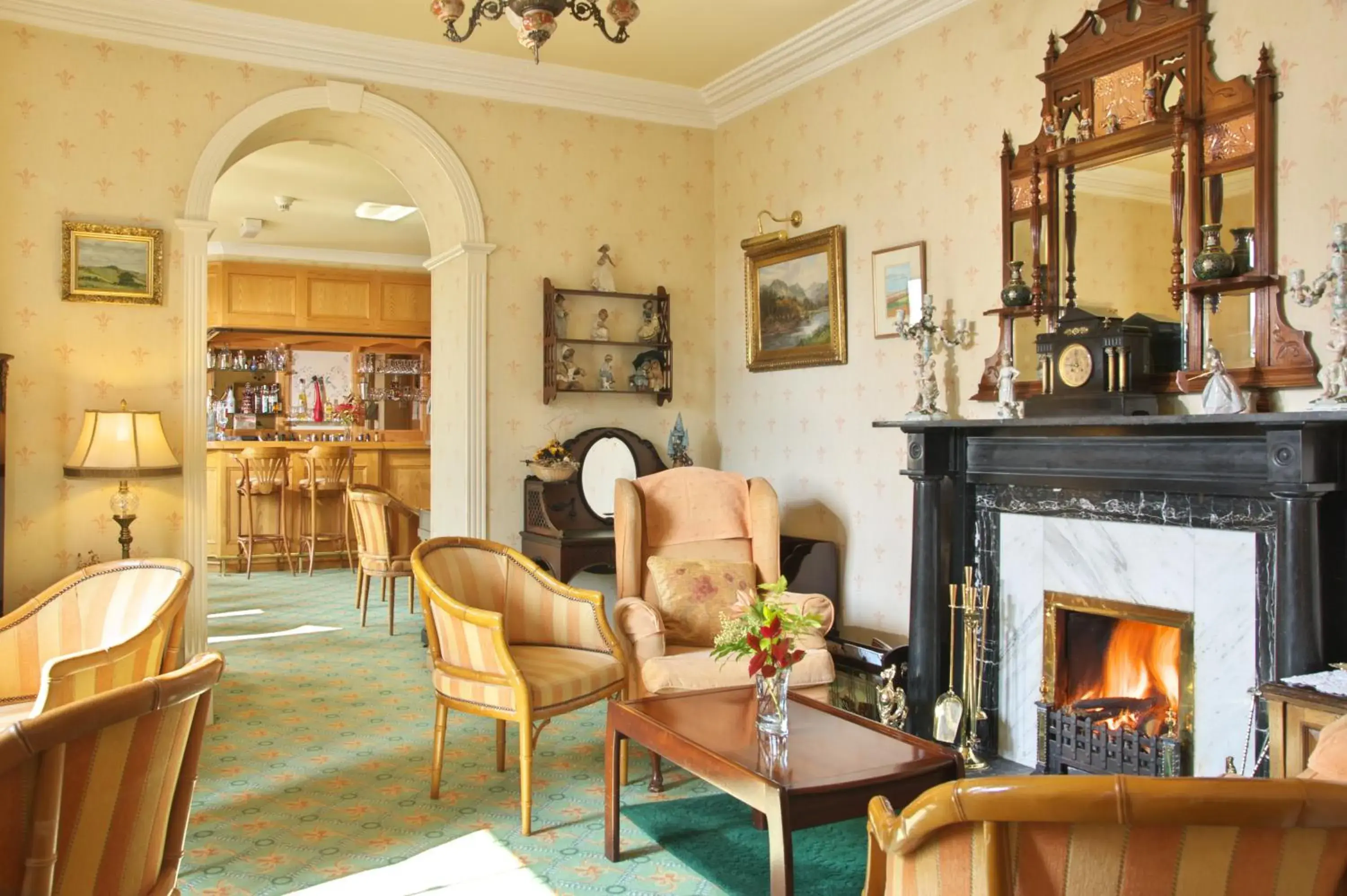 Communal lounge/ TV room, Seating Area in Seaview House Hotel