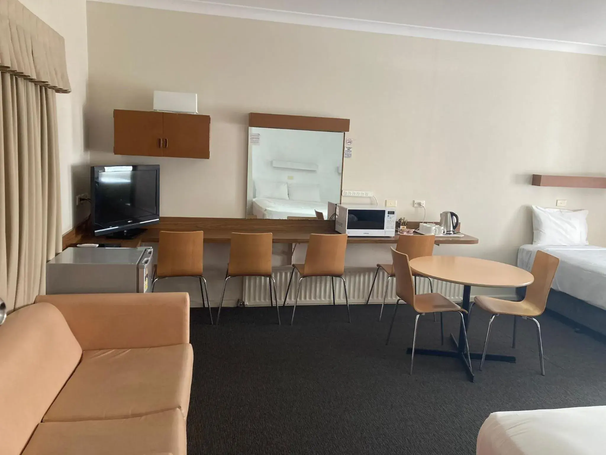 Dining area, TV/Entertainment Center in Country Lodge Motor Inn