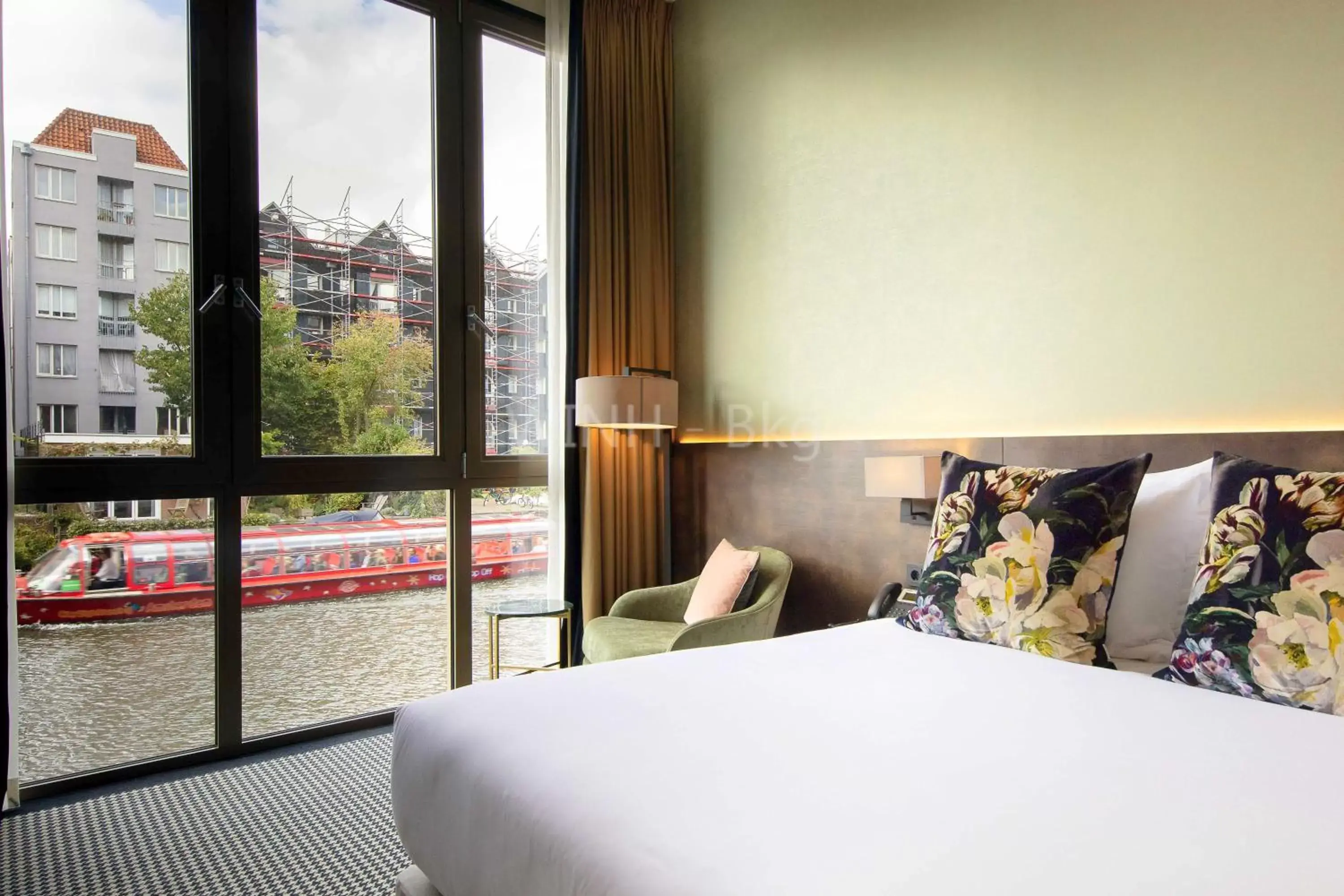 River view, Bed in Monet Garden Hotel Amsterdam