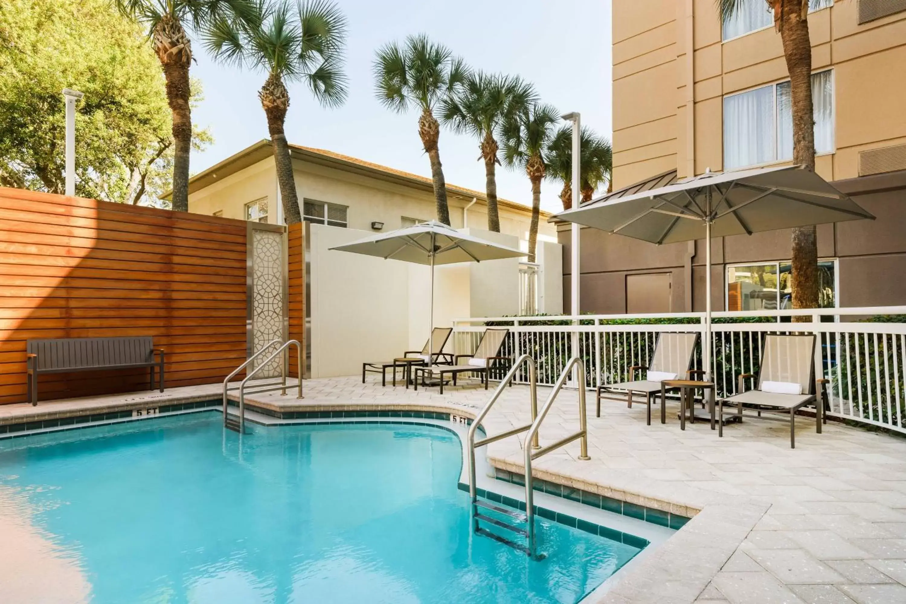 Swimming Pool in Courtyard by Marriott Orlando Downtown