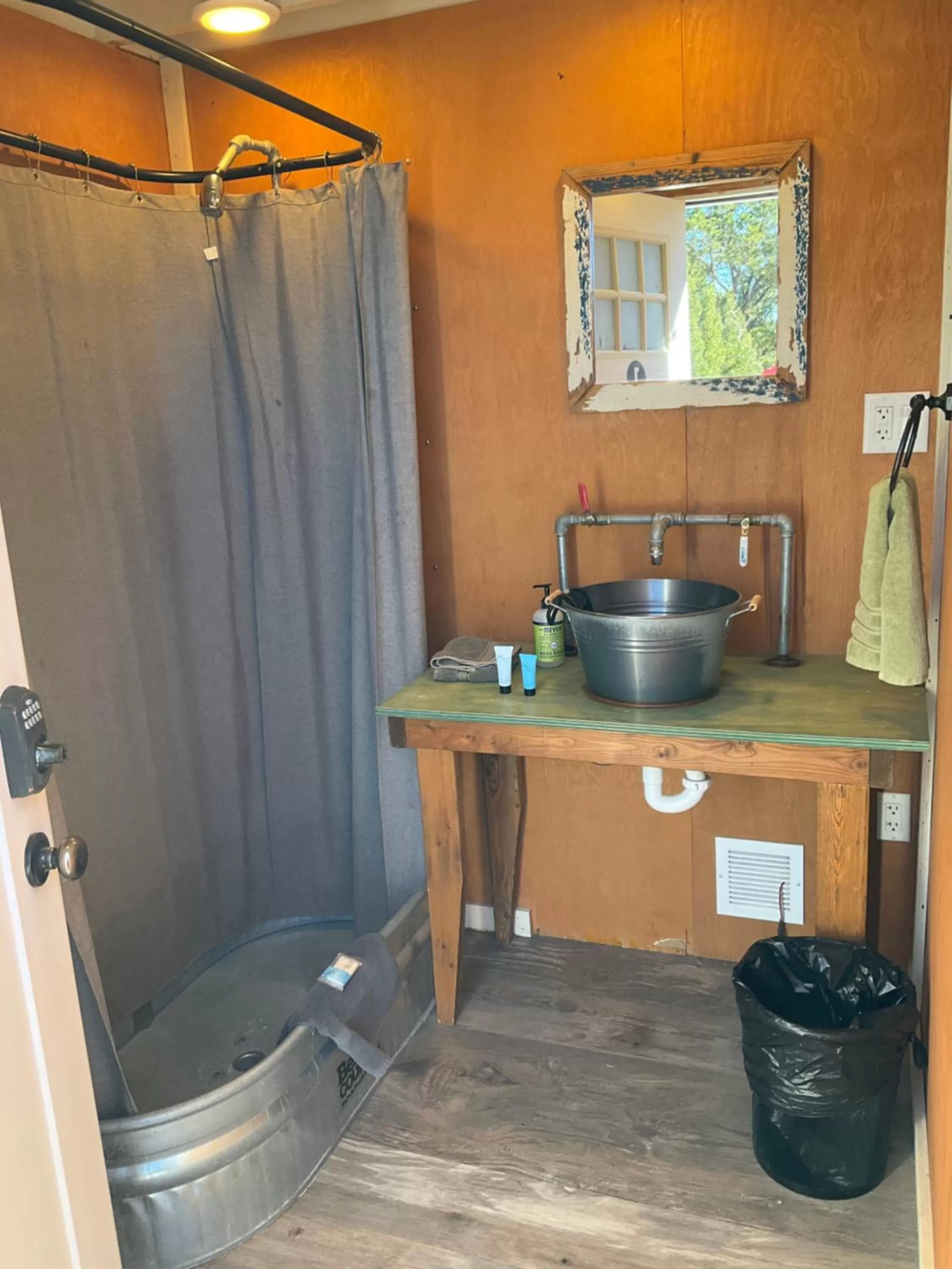 Shower in Blue Mountain Domes - The WOW Experience