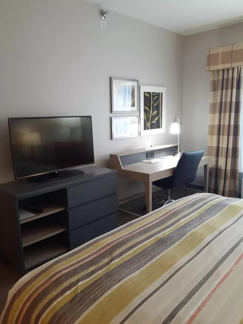 TV and multimedia, TV/Entertainment Center in Country Inn & Suites by Radisson, Freeport, IL