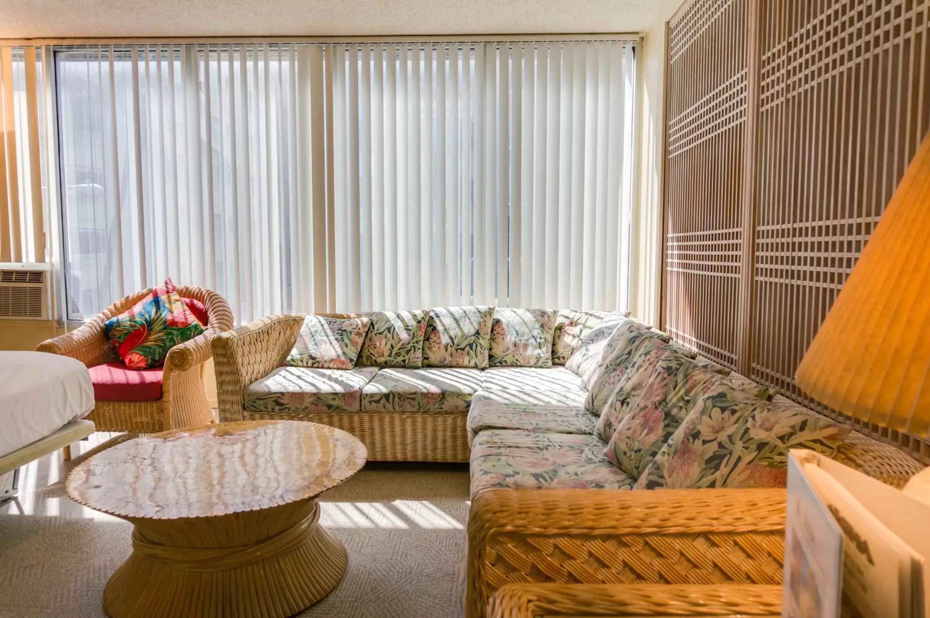 Living room, Seating Area in Kuhio Banyan Hotel (with Kitchenettes)