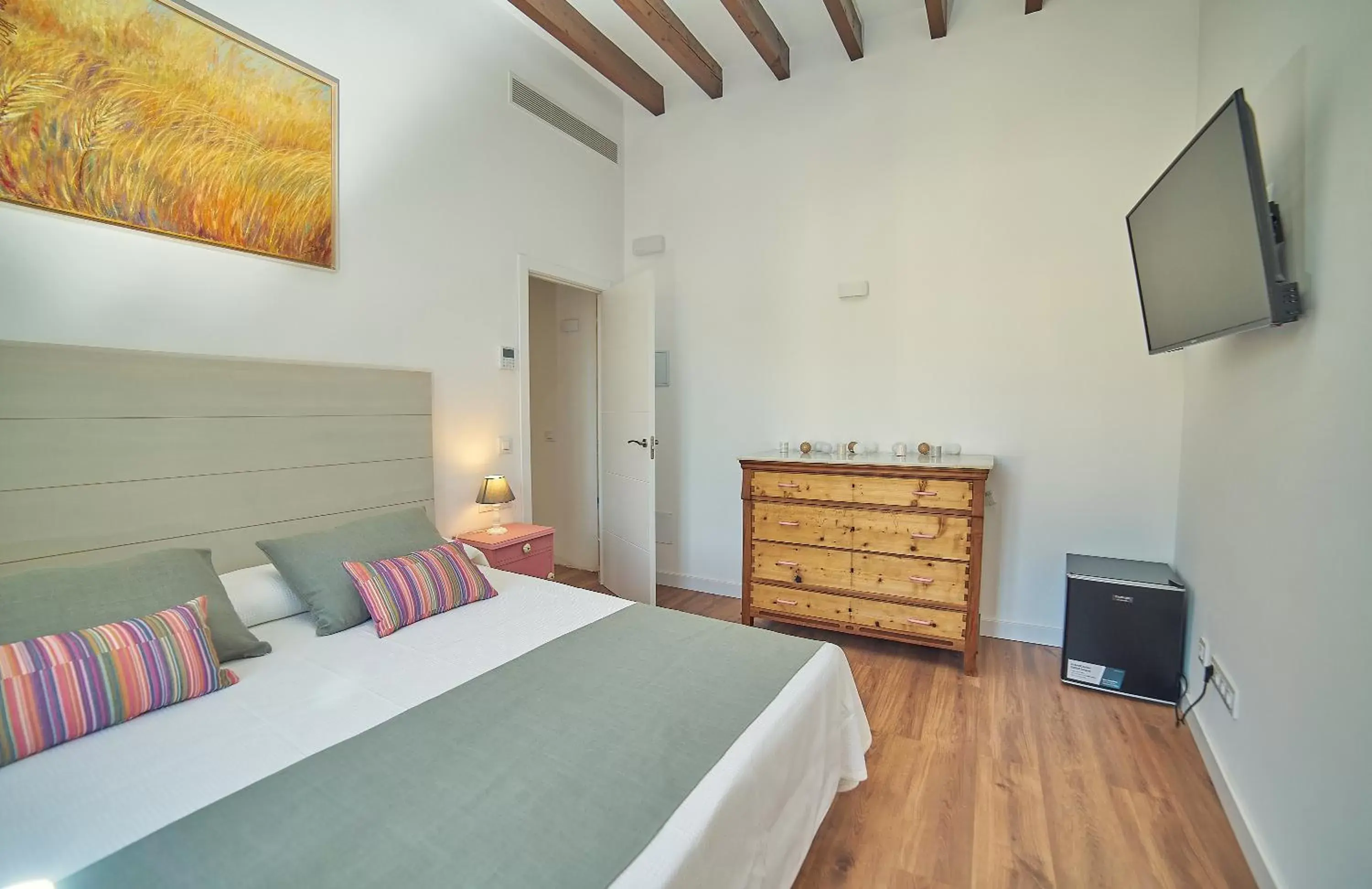 Photo of the whole room, Bed in Vila Alaró TI